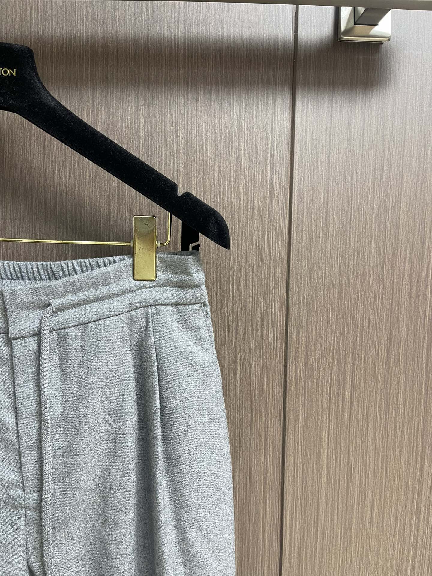 lP🆕 LoroPiana 2025秋冬新款休闲羊毛裤 休闲裤作为随时随地男人都能穿搭的时尚单品，简洁的