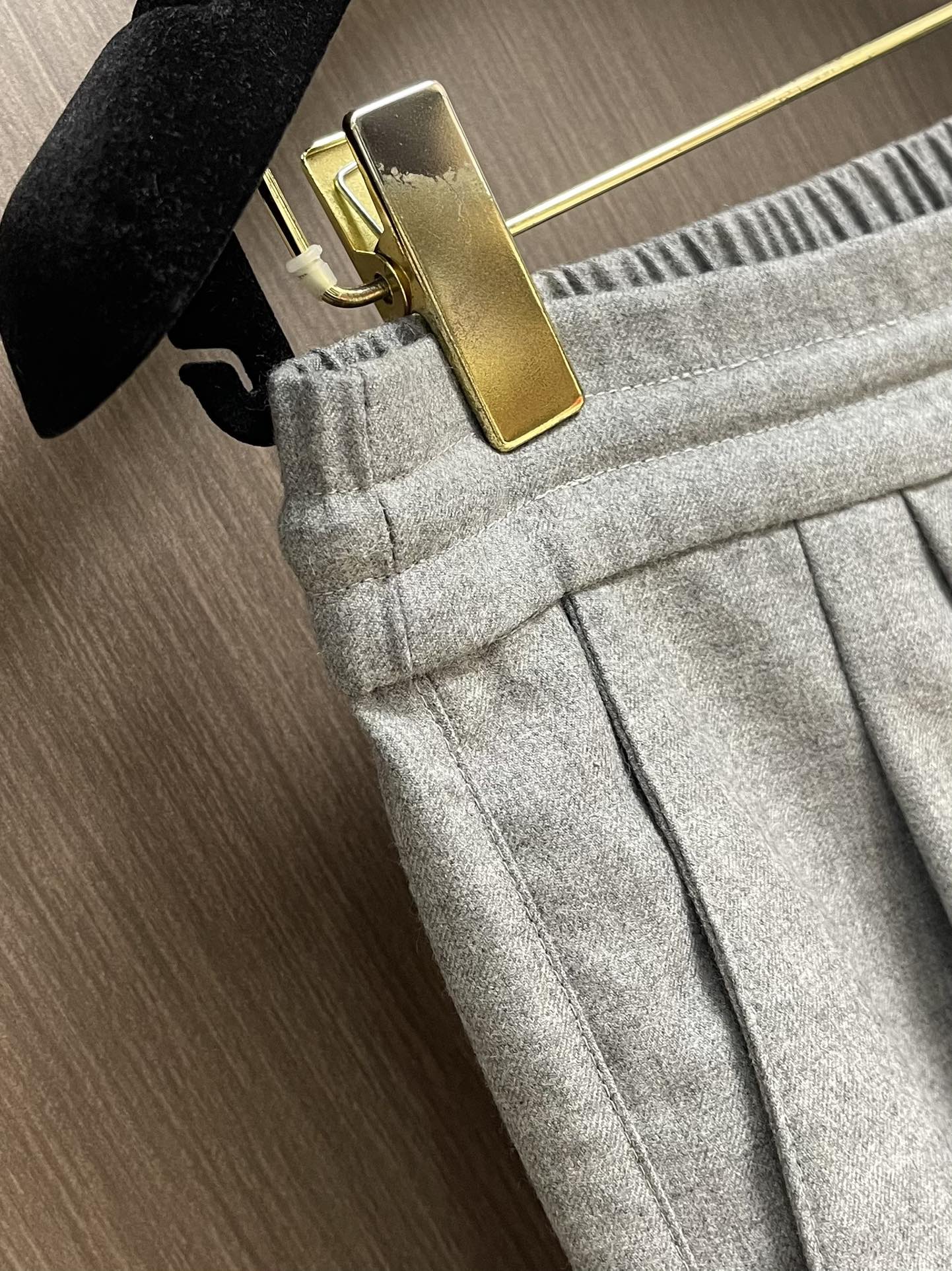 lP🆕 LoroPiana 2025秋冬新款休闲羊毛裤 休闲裤作为随时随地男人都能穿搭的时尚单品，简洁的