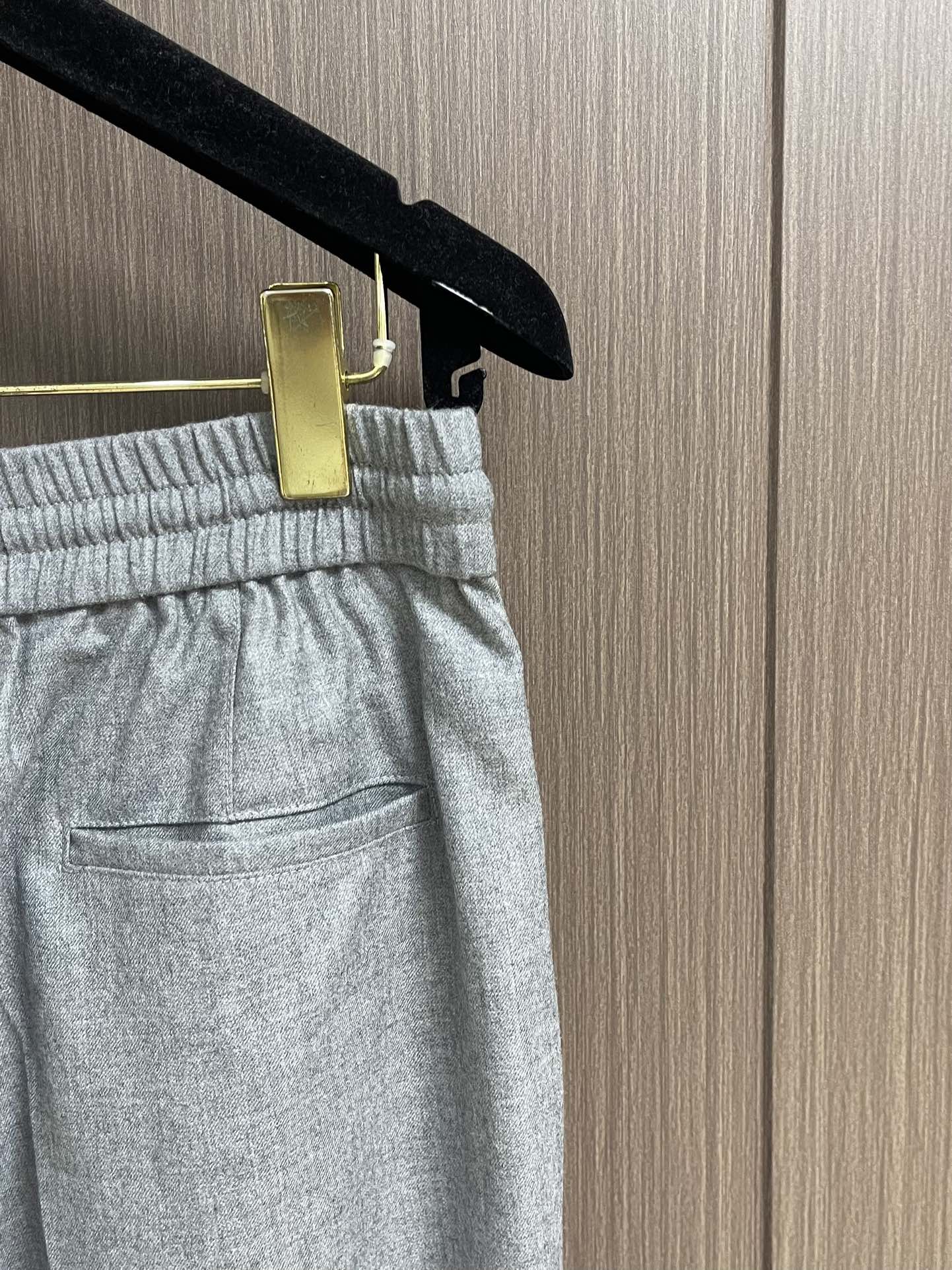 lP🆕 LoroPiana 2025秋冬新款休闲羊毛裤 休闲裤作为随时随地男人都能穿搭的时尚单品，简洁的