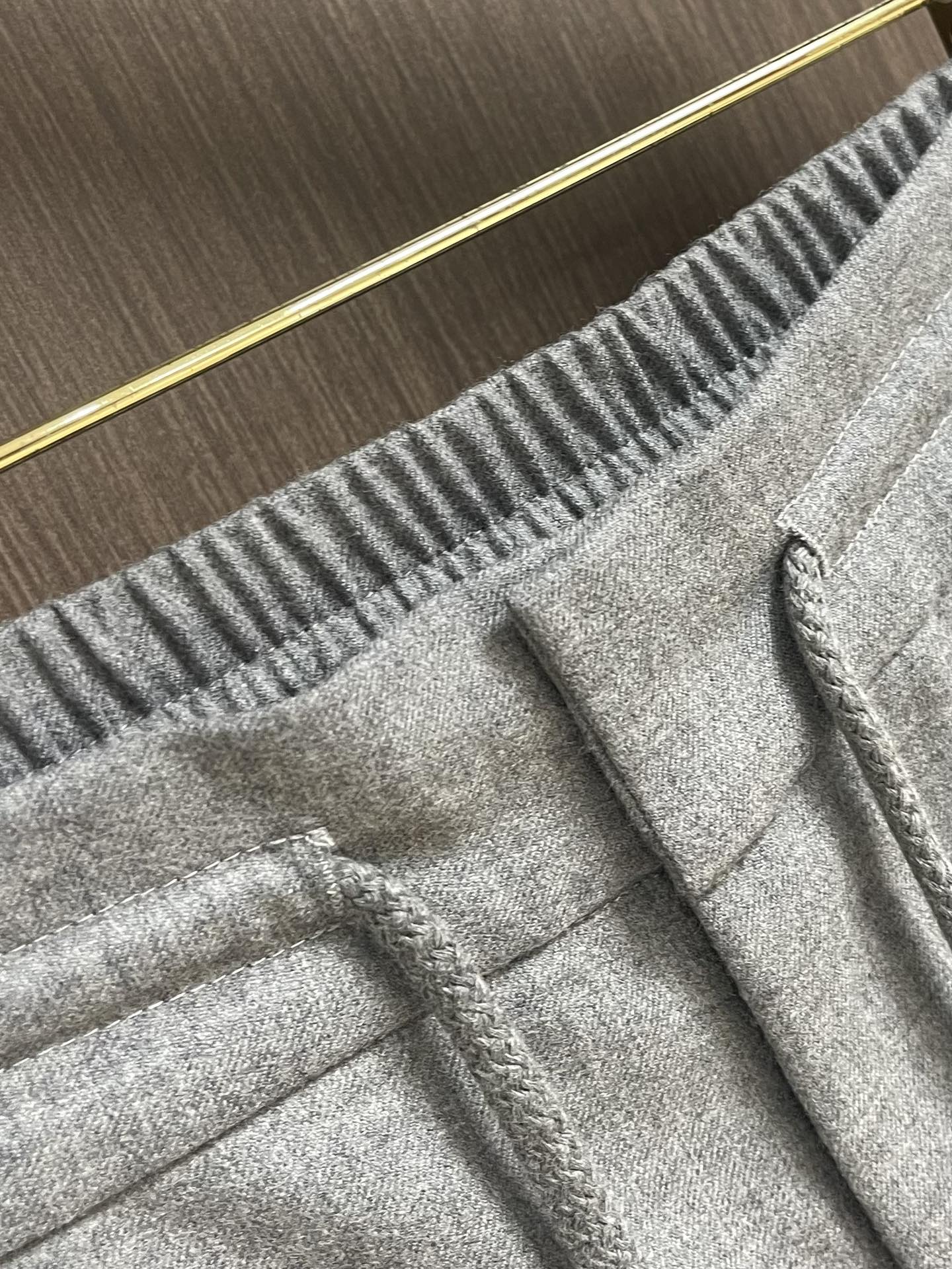 lP🆕 LoroPiana 2025秋冬新款休闲羊毛裤 休闲裤作为随时随地男人都能穿搭的时尚单品，简洁的