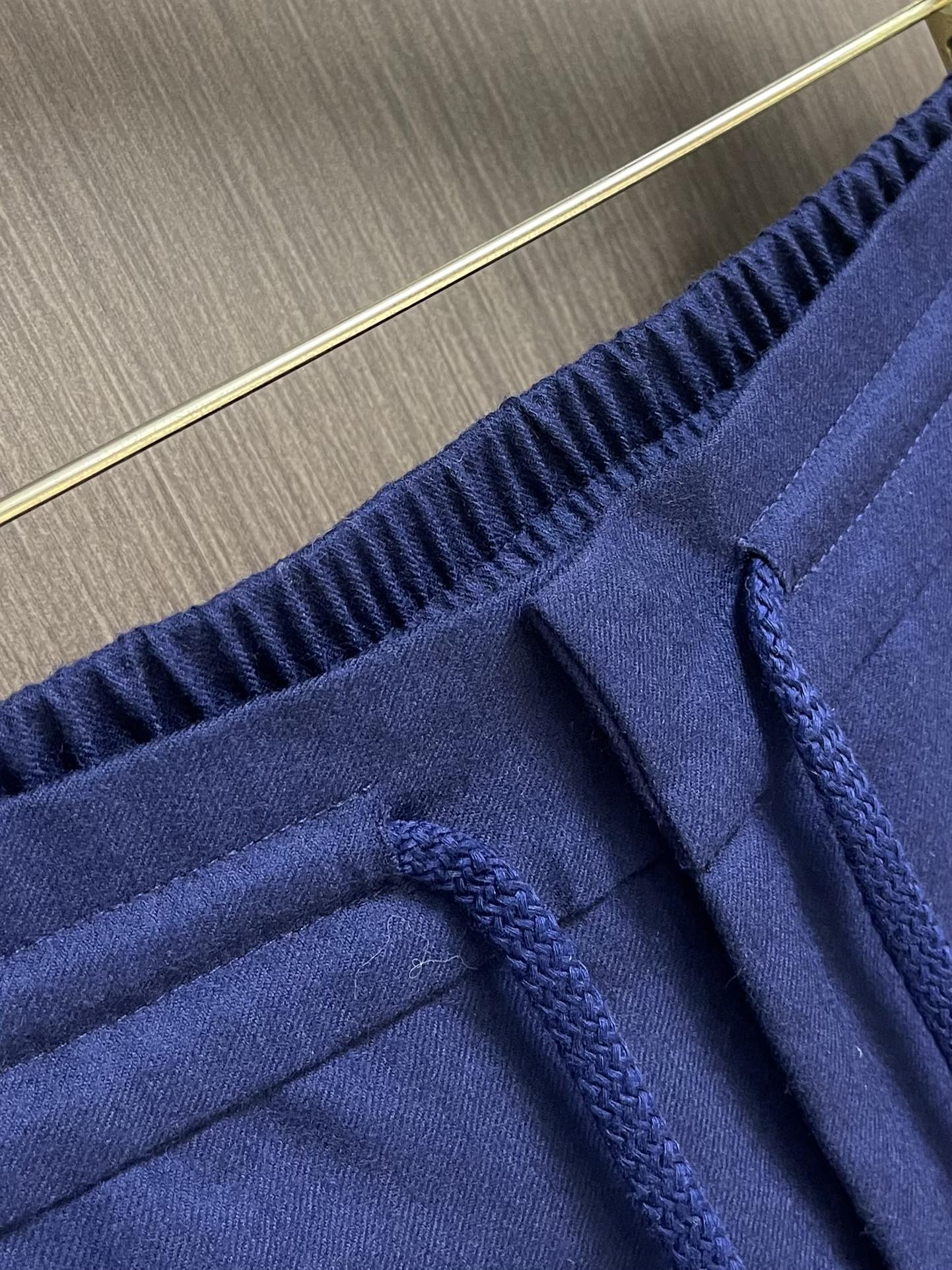 lP🆕 LoroPiana 2025秋冬新款休闲羊毛裤 休闲裤作为随时随地男人都能穿搭的时尚单品，简洁的