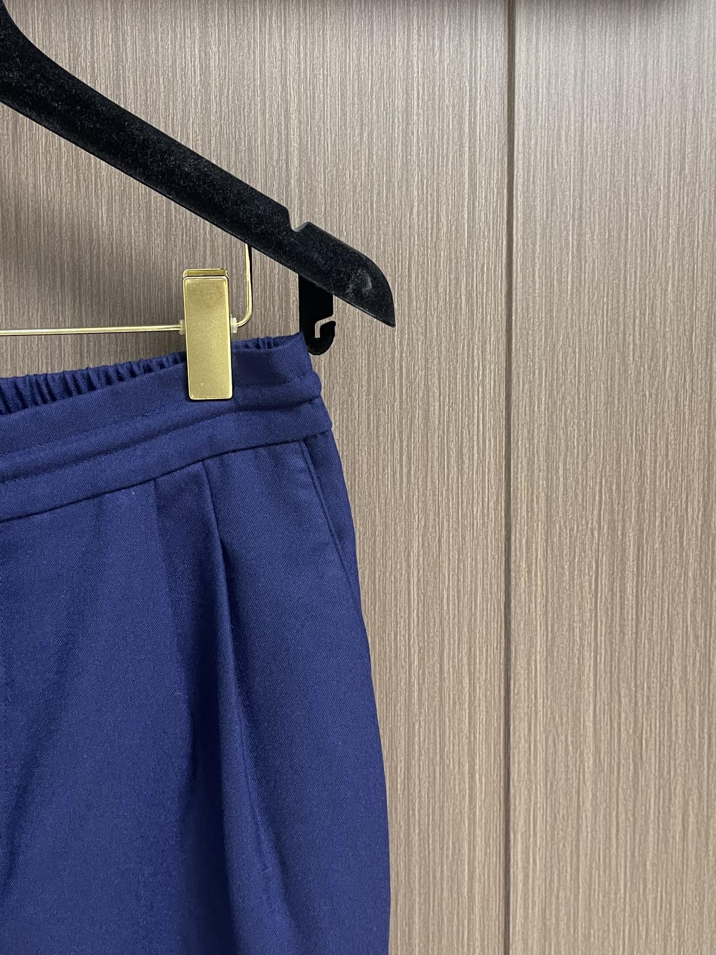 lP🆕 LoroPiana 2025秋冬新款休闲羊毛裤 休闲裤作为随时随地男人都能穿搭的时尚单品，简洁的