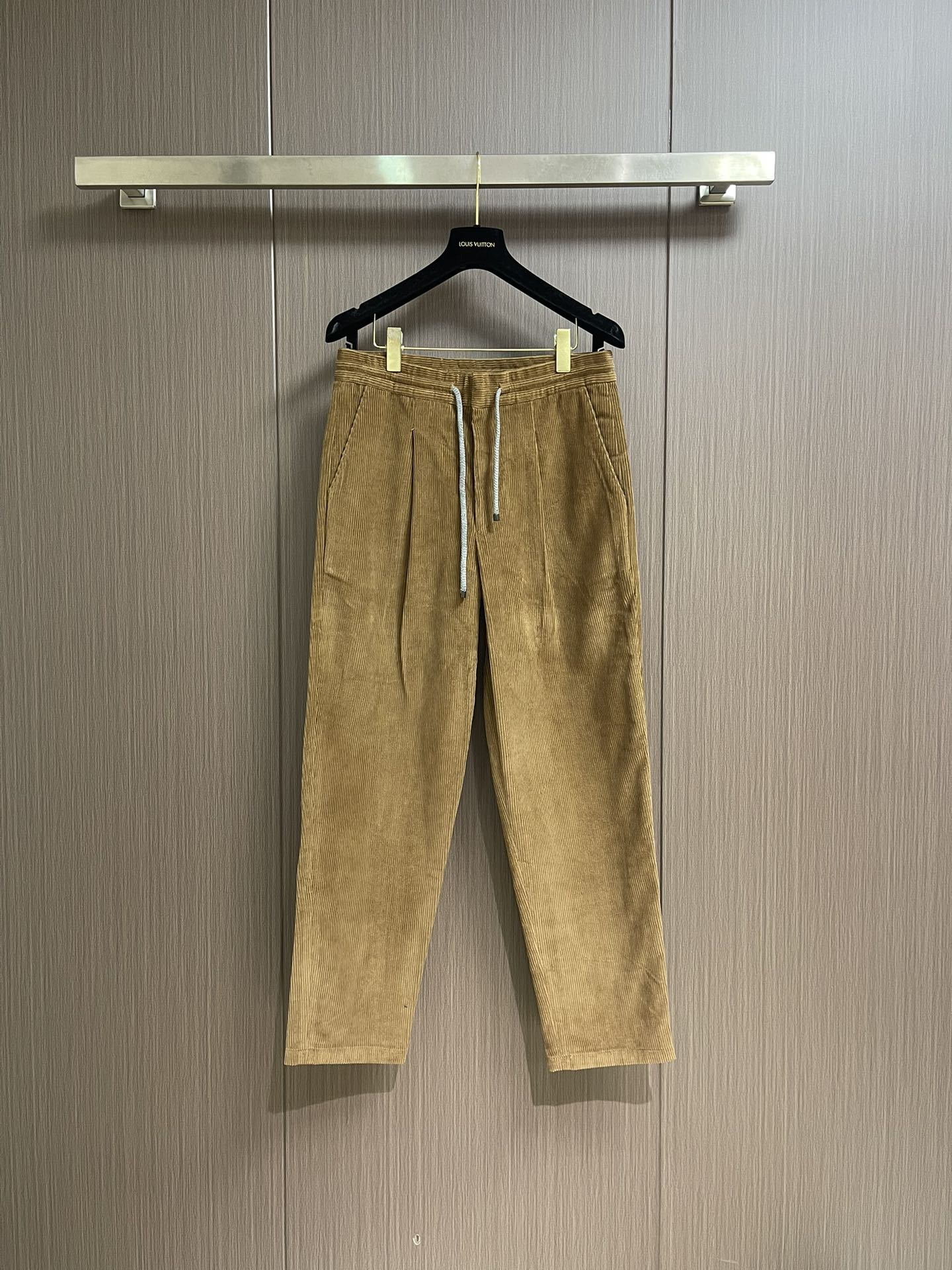 NO:530162,BC brunello cucinelli drawstring corduroy straight trousers Customized YB imported corduroy material Soft and comfortable fabric, smooth and stylish Straight trousers leg design Encompass the leg shape while wearing a full high street fashionable style. Size 48-54, brunello cucinelli,alexander wang19860909BC brunello cucinelli 抽绳灯芯绒直筒长裤 定制YB进口灯芯绒材质 面料柔挺舒适 垂顺有型 直筒裤腿设计 包容修饰腿型的同时 穿出满满的高街时髦风格.尺码48-54,,brunello cucinelli,alexander wang,Men's clothing