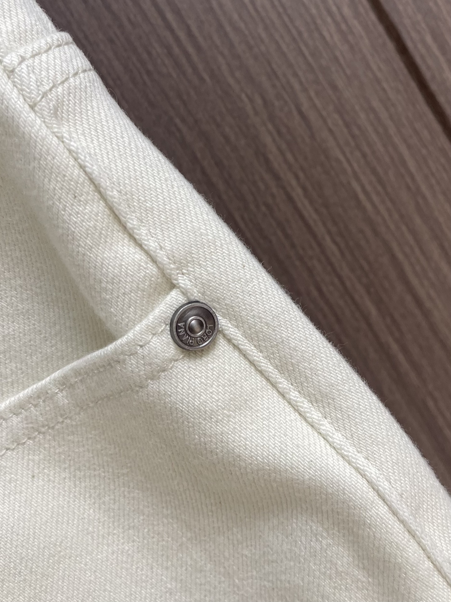 lP🆕 LoroPiana 2025SS秋季新品休闲裤，休闲裤作为随时随地男人都能穿搭的时尚单品，简洁的