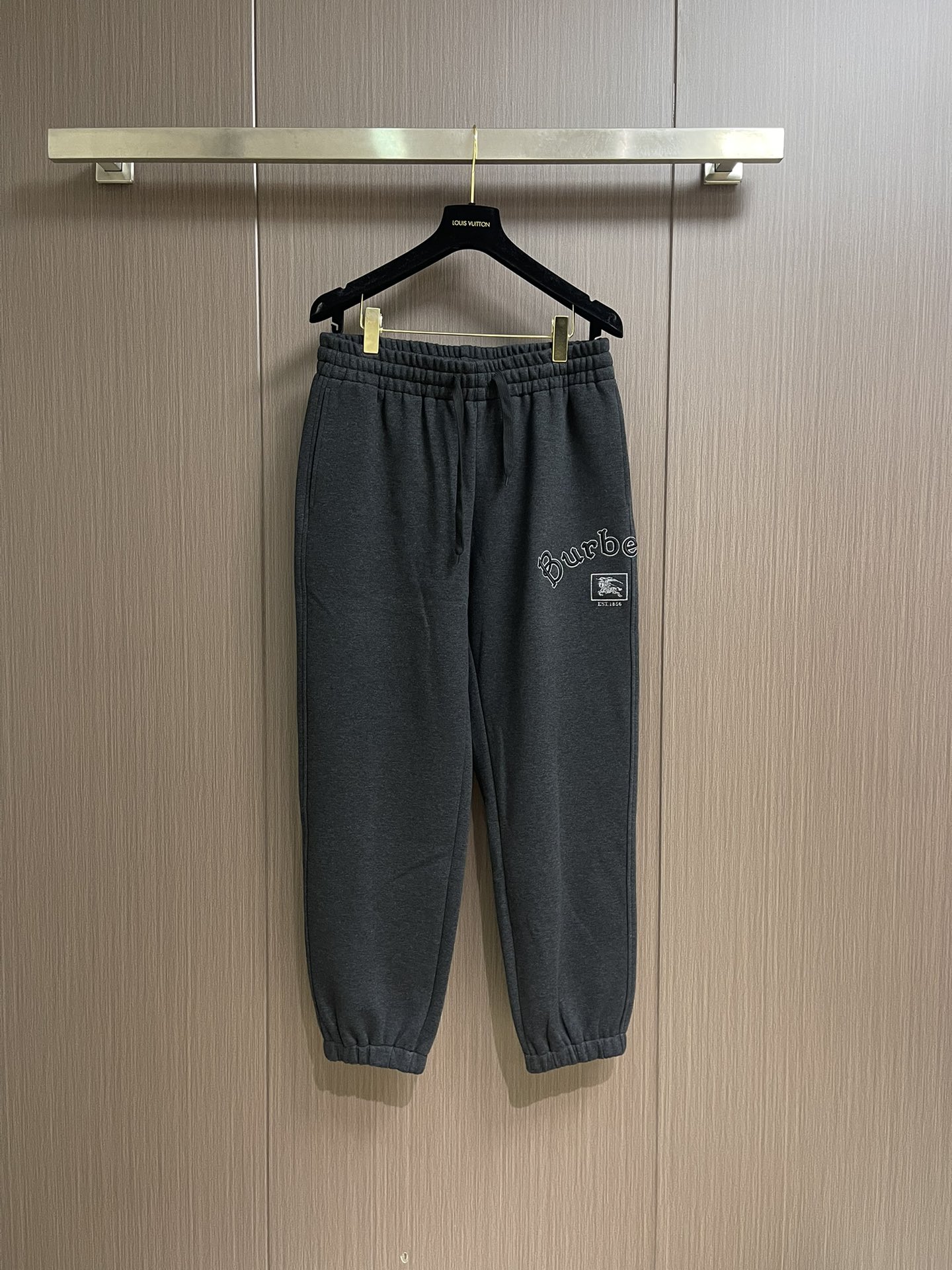 NO:530138,Burberry 2025SS early autumn new casual pants, using customer-supplied sleeves fabric, the horse logo logo highlights the brand characteristics, the waist pulling design is arbitrarily adjusted in size, the pins are very fine only to be made by imported machines, the upper body is fashionable and generous, and it is easy to match with clothing. Size M-3XL, burberry, alexander wang19860909Burberry 2025SS早秋新款休闲裤,采用客供卫裤面料,战马标logo标志彰显品牌特征,腰部抽身设计随意调节大小,针脚非常细密只有进口机器才能制成,上身时尚大方极易搭配服饰.尺码M-3XL,,burberry,alexander wang,Men's clothing