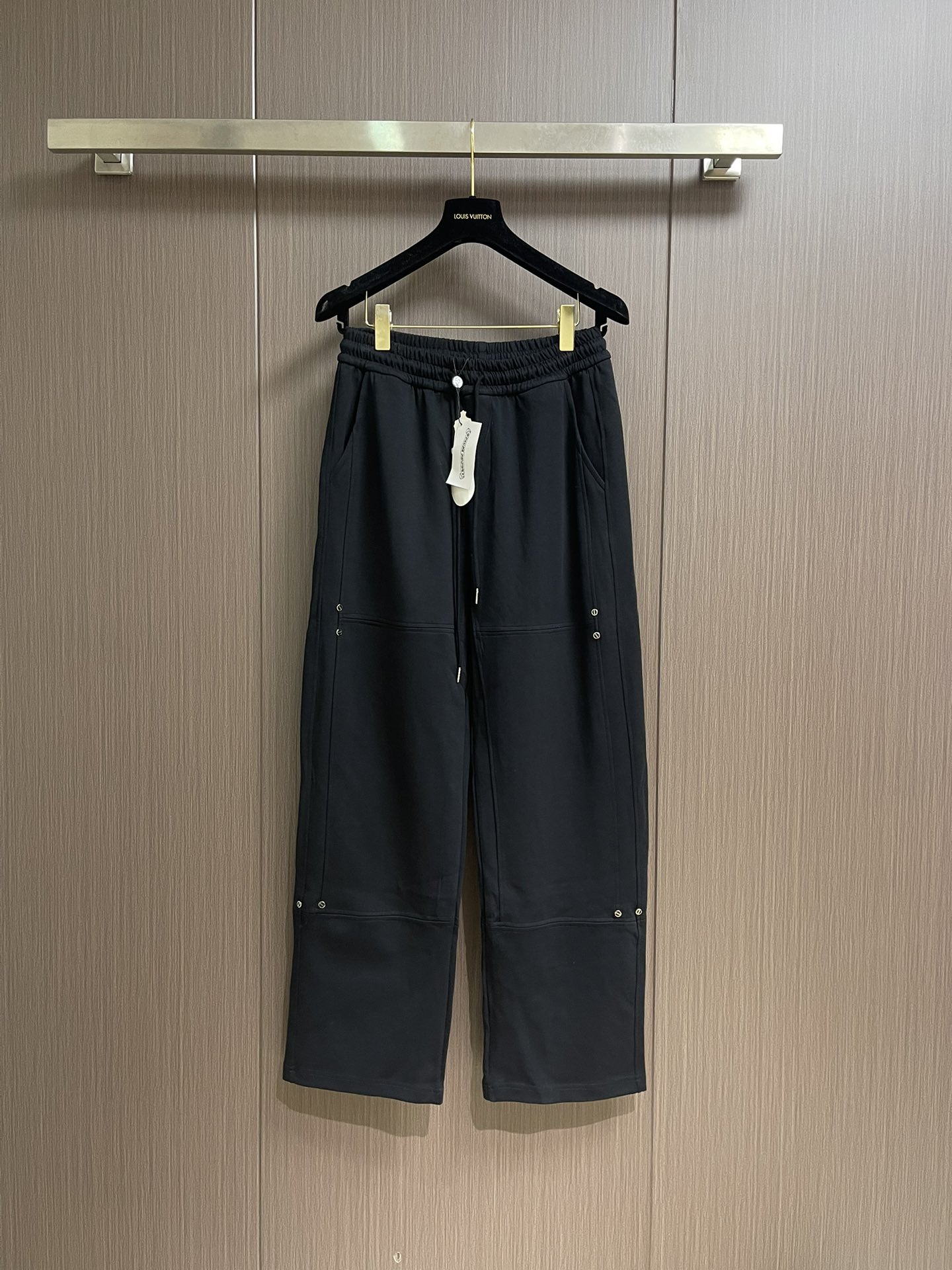 NO:530141,CH Croxin Sanskrit logo series trousers, Sanskrit embroidery design for back bag, Japanese imported terry jacquard cotton, the thickness and texture are randomly compared... The fabric is so the car liner used is all top German goods, one is 7 digits, and the wiring is super neat!  !  !  Customer supplies original hardware, both positive and negative, beautiful. Size S-XXL, chrome hearts, alexander wang19860909CH 克罗心梵文标识系列卫裤,后袋梵文刺绣设计,日本进口毛圈提花棉料,厚度和质感随意对比....面料质感到位,所以用的车线机都是德国顶级货,一台7位数,走线超级整齐！！！ 客供原厂五金,正反都无敌漂亮.尺码S-XXL,,chrome hearts,alexander wang,Men's clothing