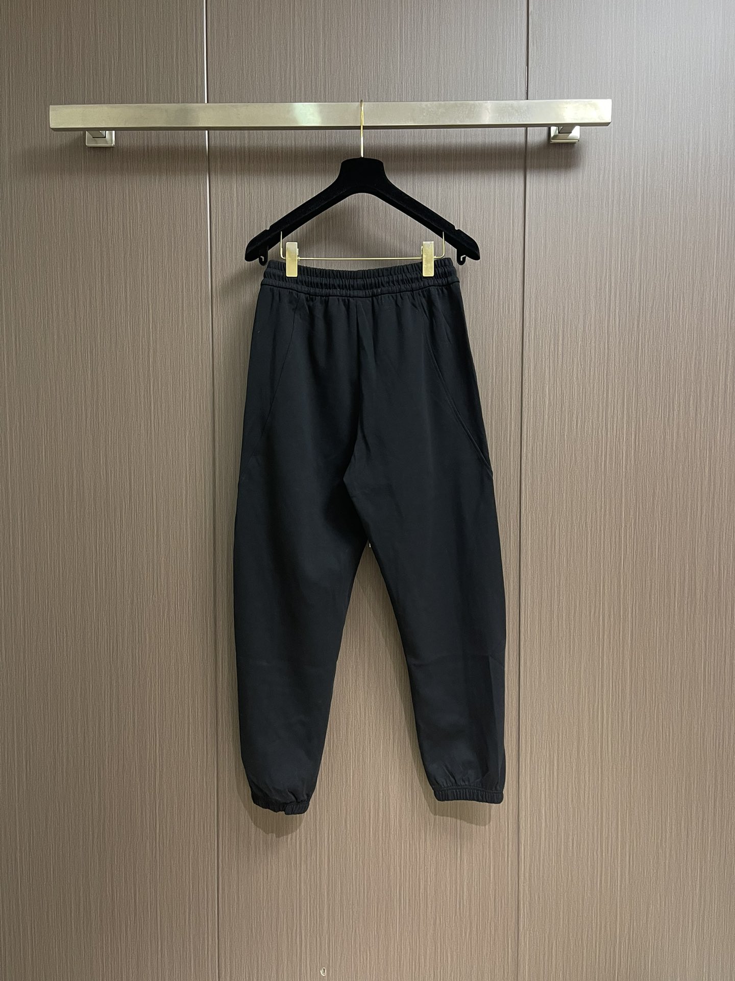 Alexander wang 亚历山大王 2025SS秋冬季新款休闲运动卫裤，侧向饰有 大王刺绣图案设计