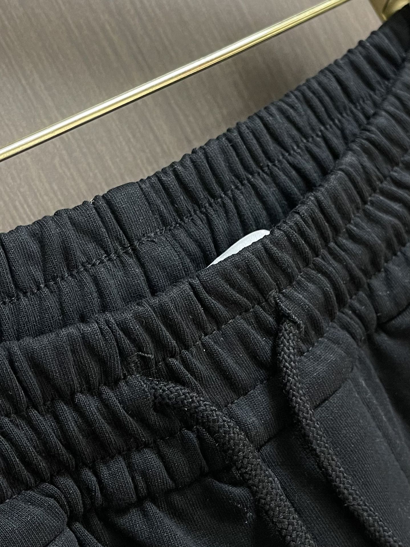 Alexander wang 亚历山大王 2025SS秋冬季新款休闲运动卫裤，侧向饰有 大王刺绣图案设计