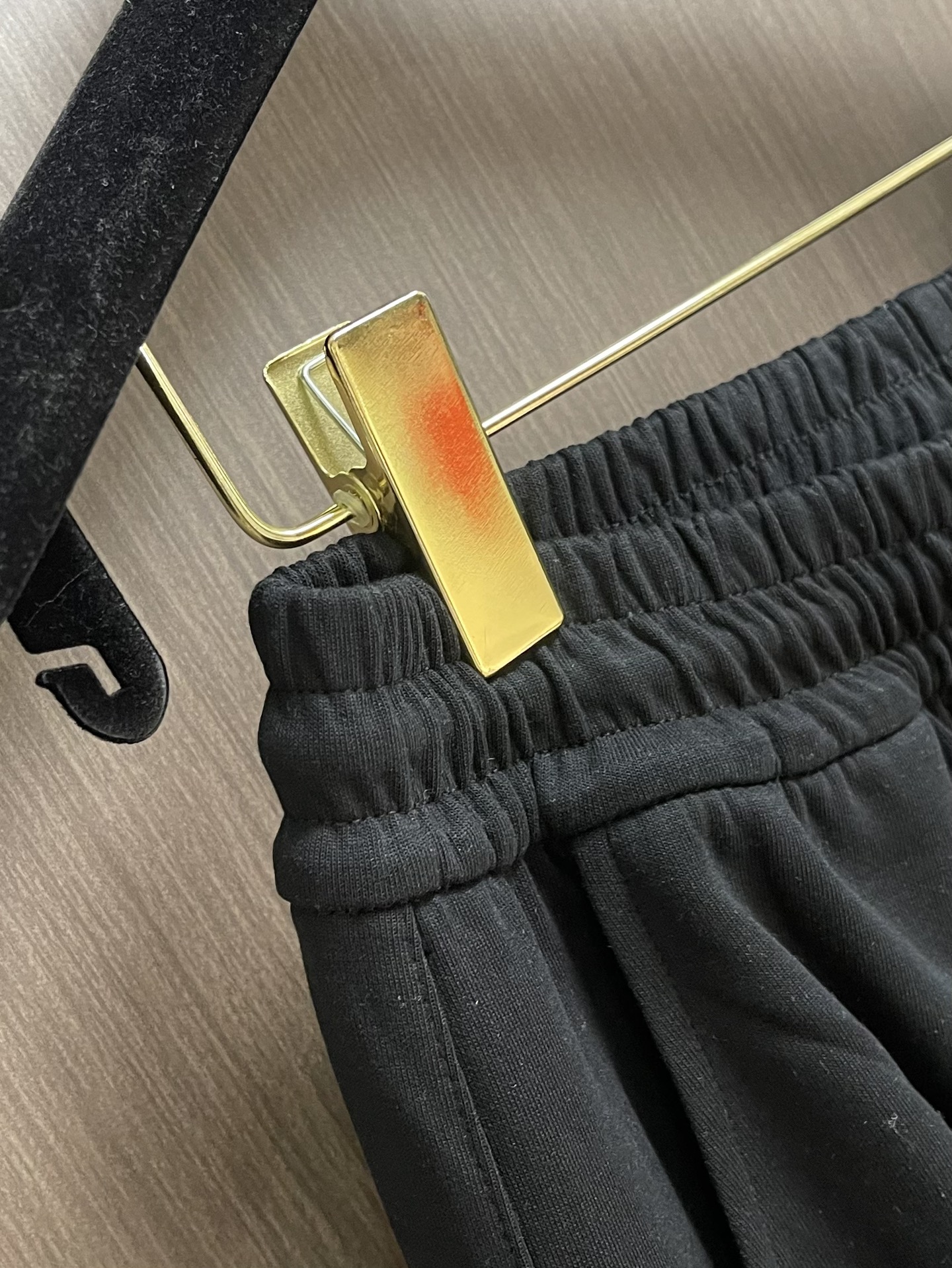 Alexander wang 亚历山大王 2025SS秋冬季新款休闲运动卫裤，侧向饰有 大王刺绣图案设计