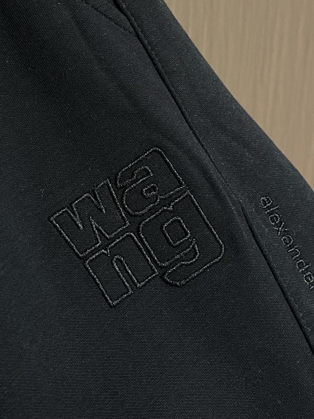 Alexander wang 亚历山大王 2025SS秋冬季新款休闲运动卫裤，侧向饰有 大王刺绣图案设计