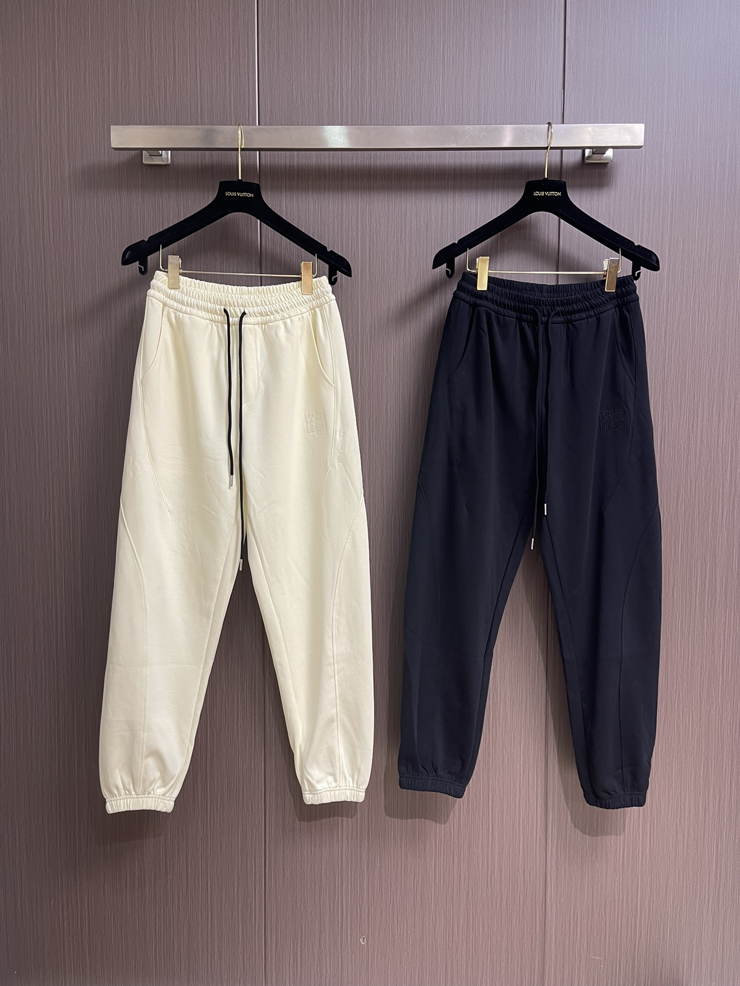 Alexander wang 亚历山大王 2025SS秋冬季新款休闲运动卫裤，侧向饰有 大王刺绣图案设计