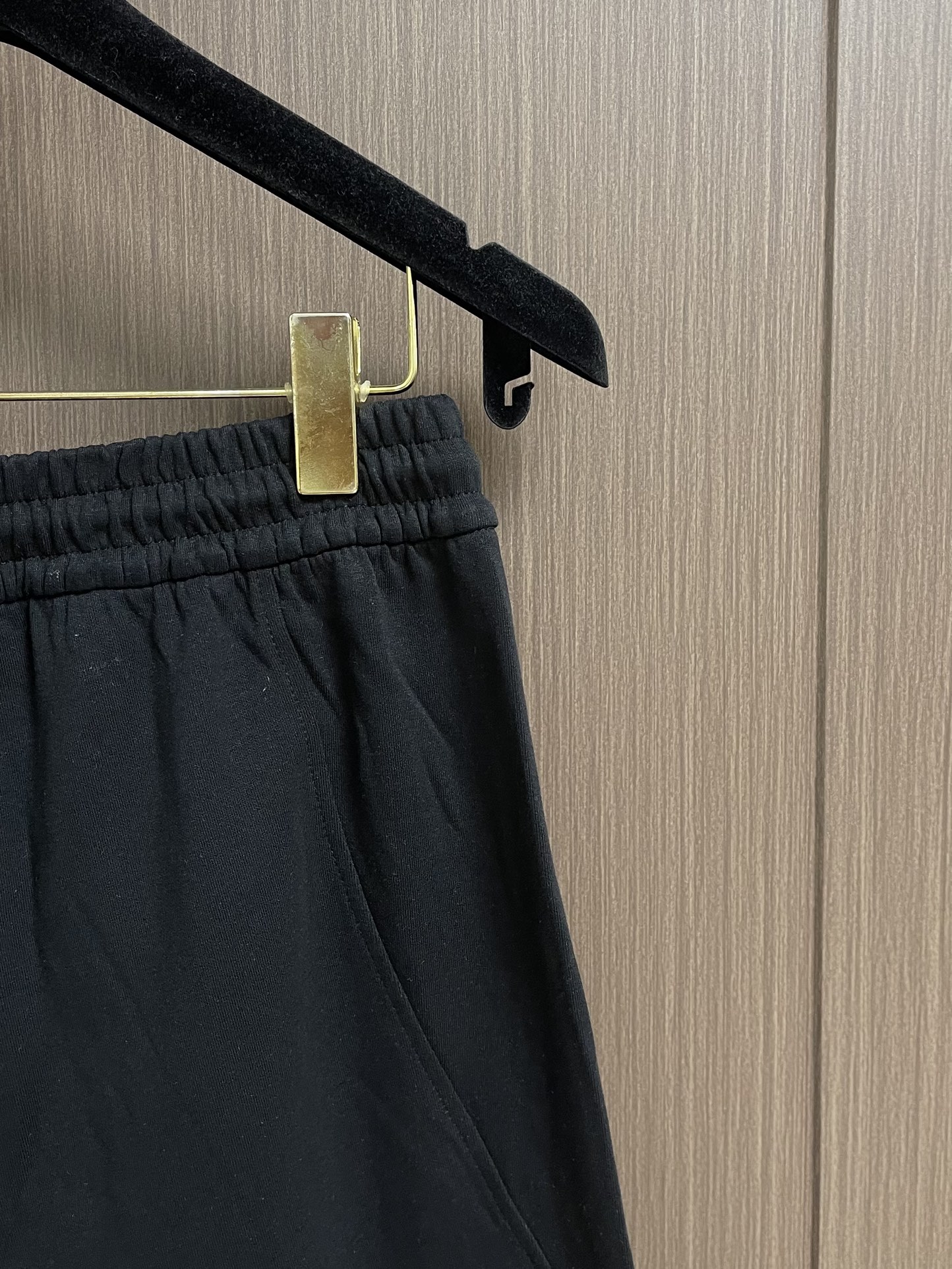 Alexander wang 亚历山大王 2025SS秋冬季新款休闲运动卫裤，侧向饰有 大王刺绣图案设计