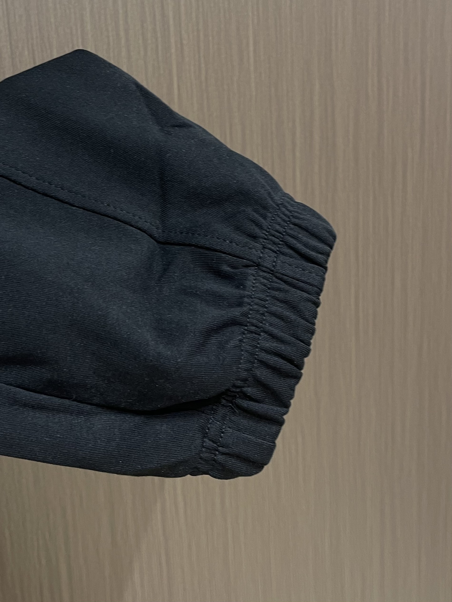 Alexander wang 亚历山大王 2025SS秋冬季新款休闲运动卫裤，侧向饰有 大王刺绣图案设计