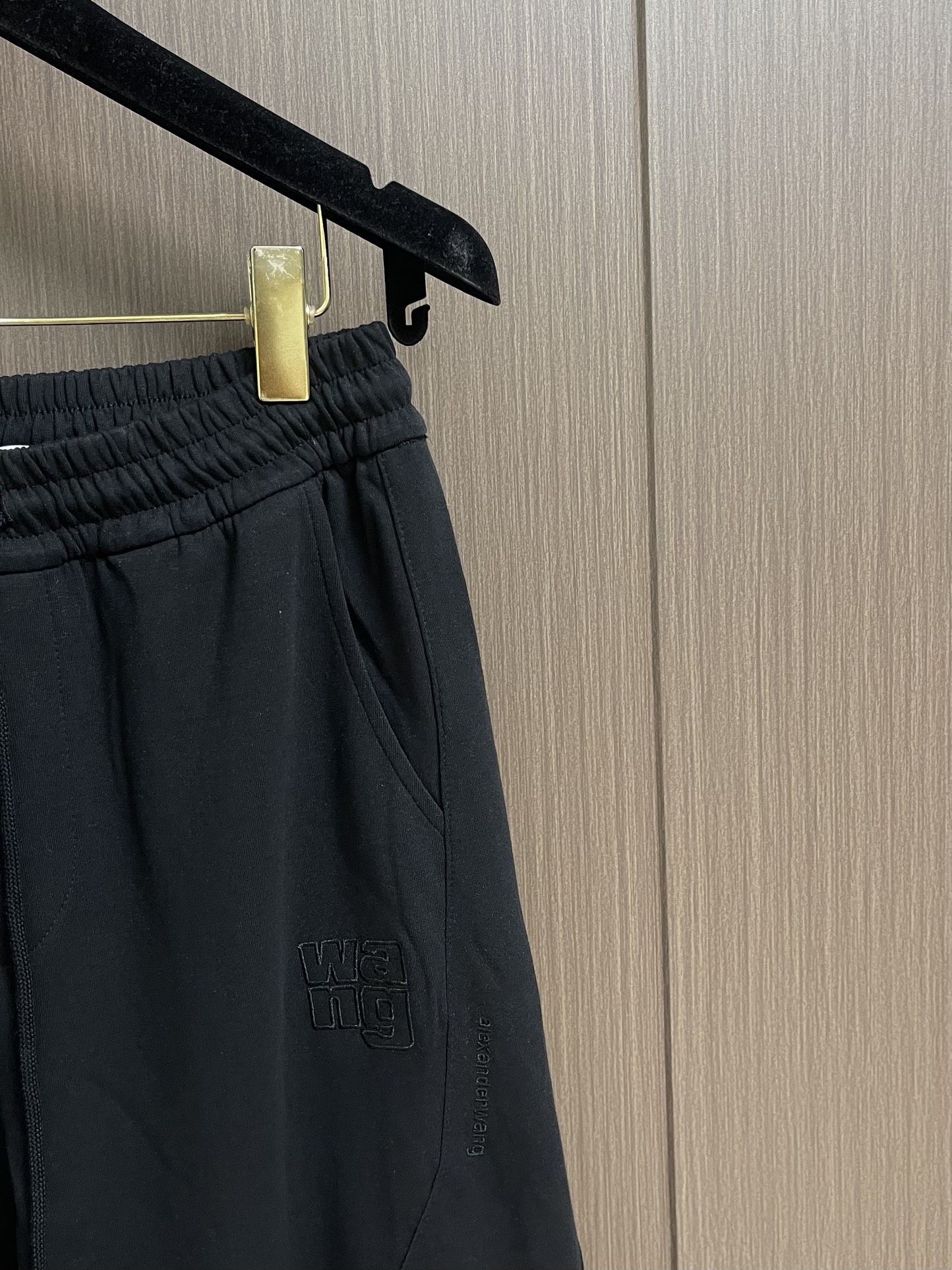 Alexander wang 亚历山大王 2025SS秋冬季新款休闲运动卫裤，侧向饰有 大王刺绣图案设计