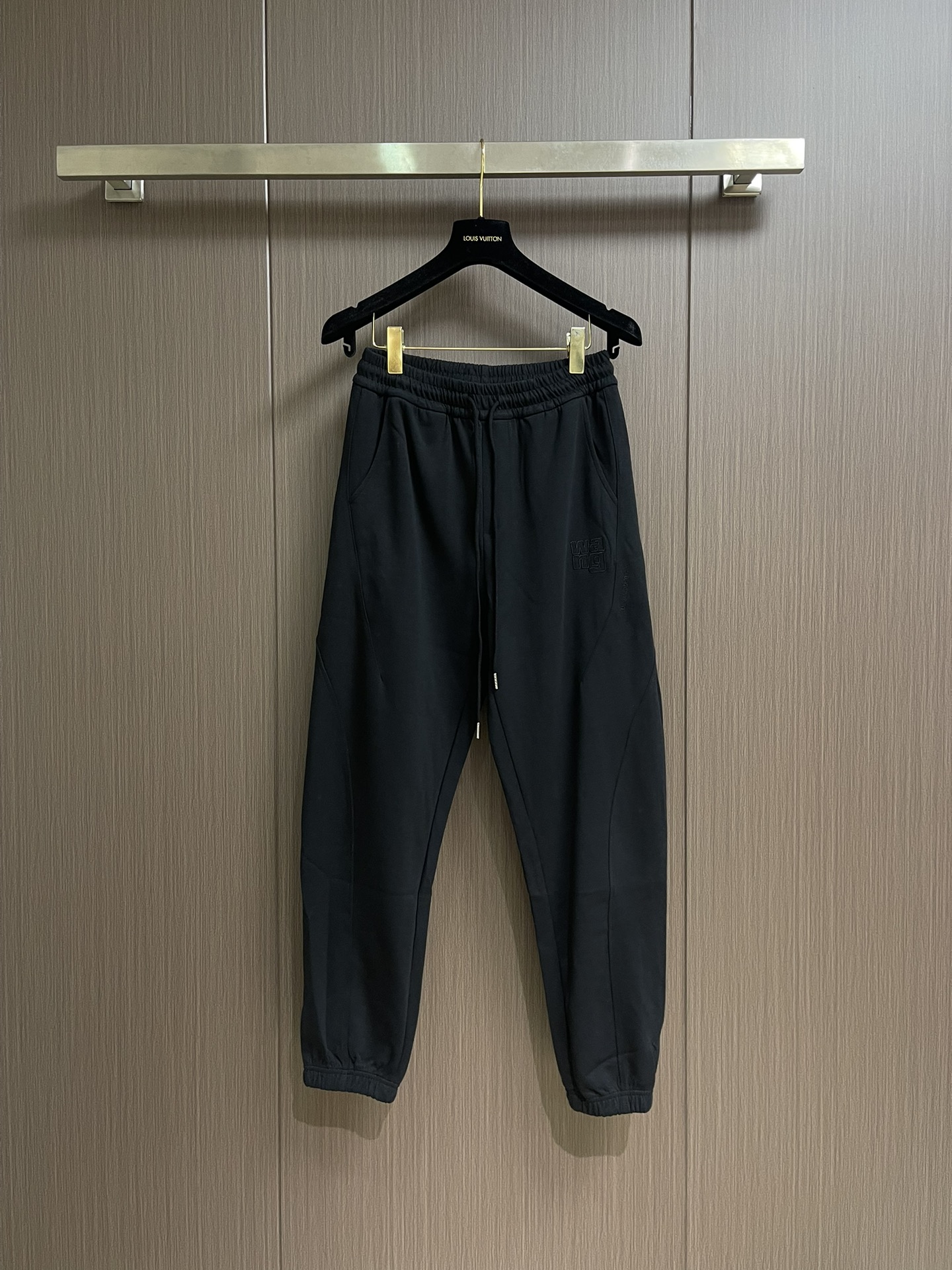 Alexander wang 亚历山大王 2025SS秋冬季新款休闲运动卫裤，侧向饰有 大王刺绣图案设计