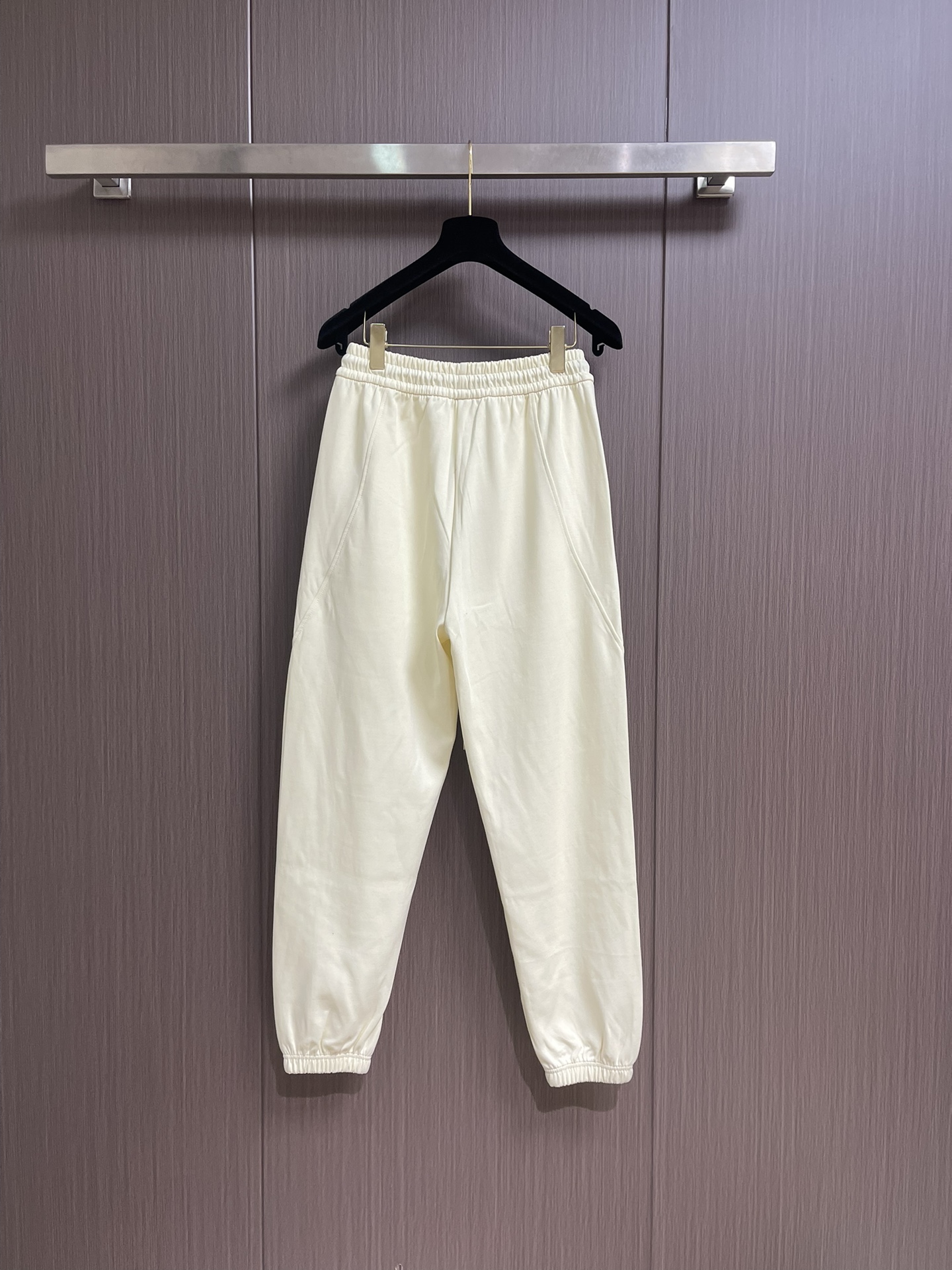 Alexander wang 亚历山大王 2025SS秋冬季新款休闲运动卫裤，侧向饰有 大王刺绣图案设计