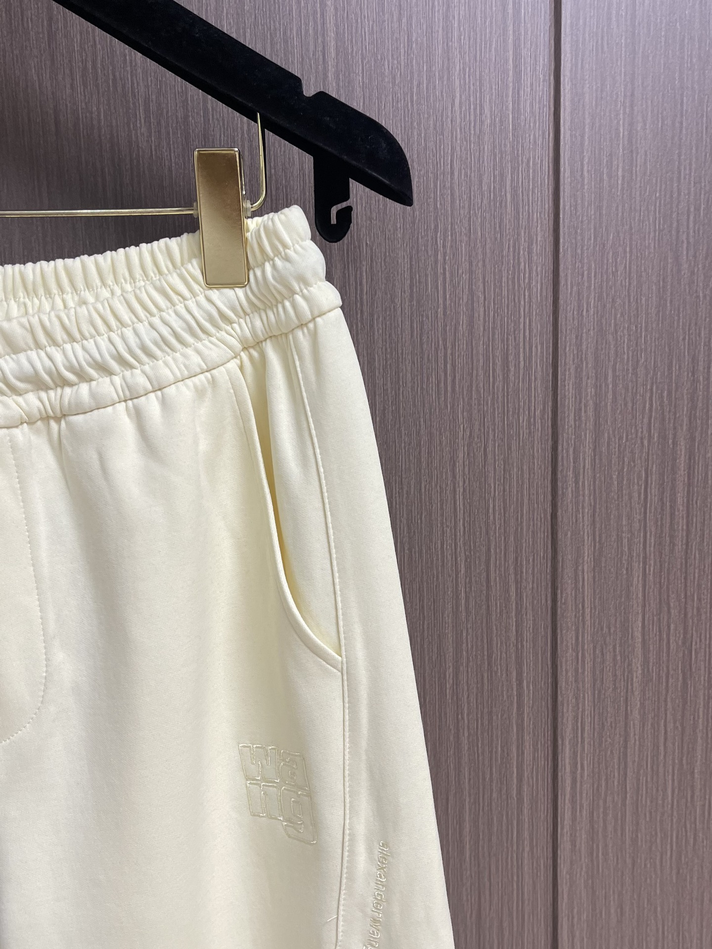 Alexander wang 亚历山大王 2025SS秋冬季新款休闲运动卫裤，侧向饰有 大王刺绣图案设计