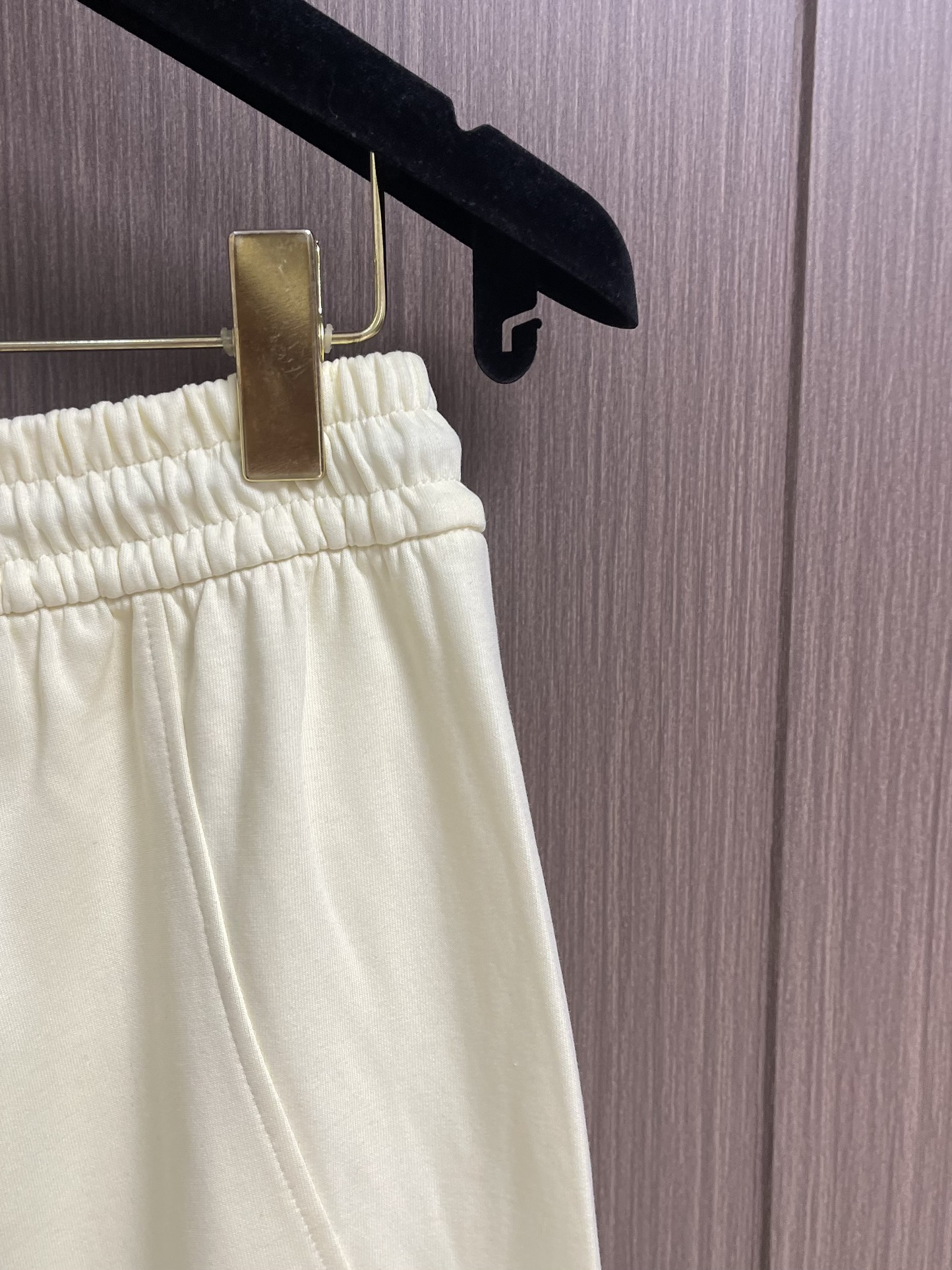 Alexander wang 亚历山大王 2025SS秋冬季新款休闲运动卫裤，侧向饰有 大王刺绣图案设计