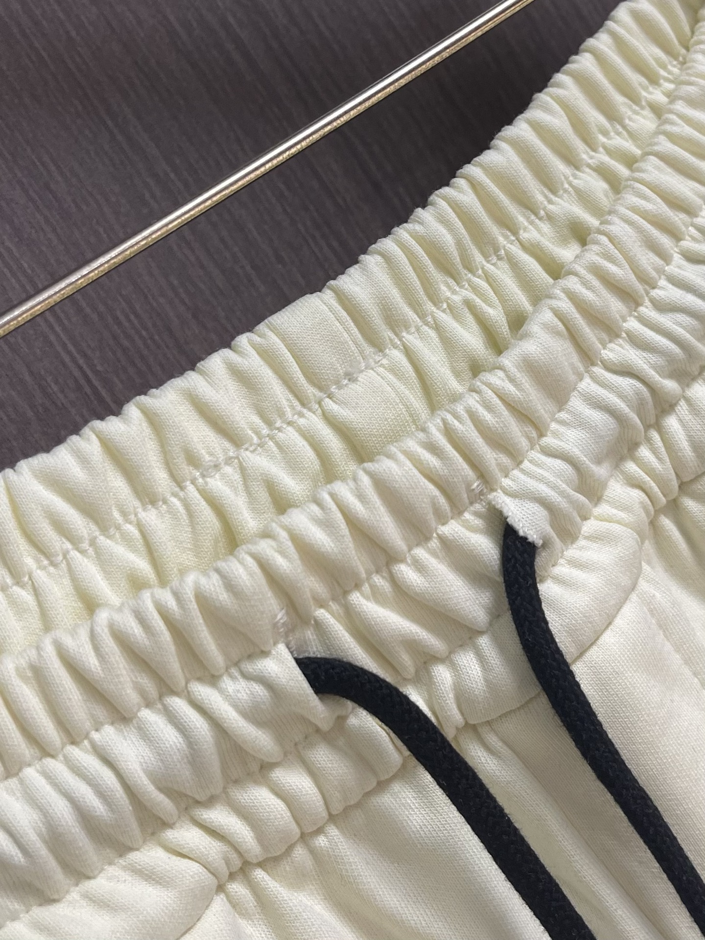 Alexander wang 亚历山大王 2025SS秋冬季新款休闲运动卫裤，侧向饰有 大王刺绣图案设计