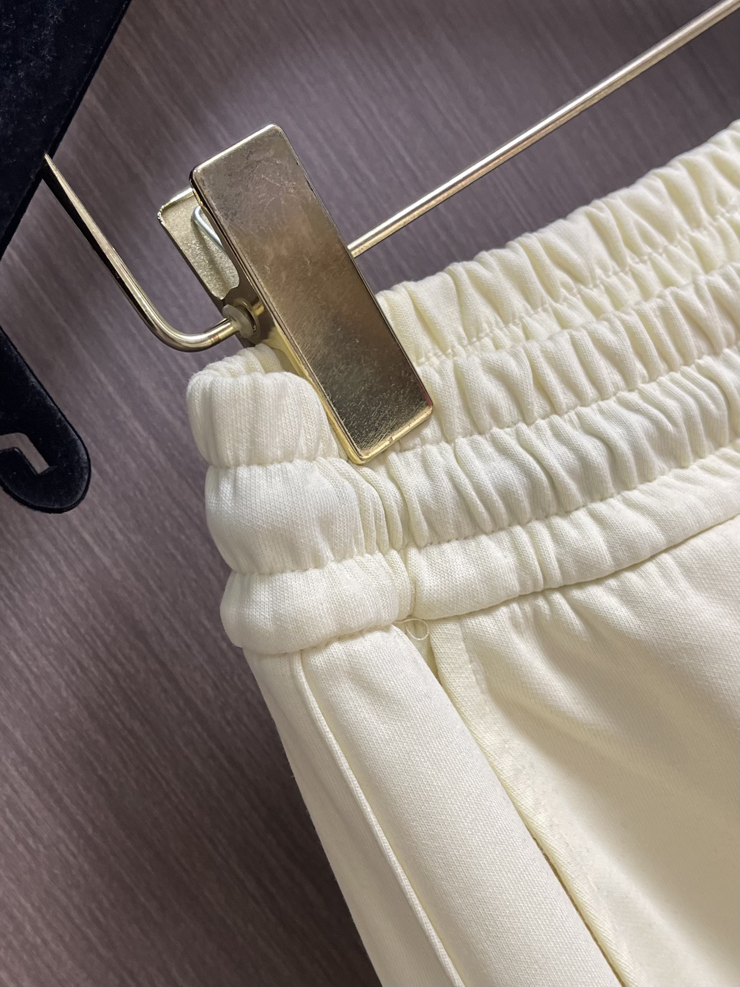 Alexander wang 亚历山大王 2025SS秋冬季新款休闲运动卫裤，侧向饰有 大王刺绣图案设计