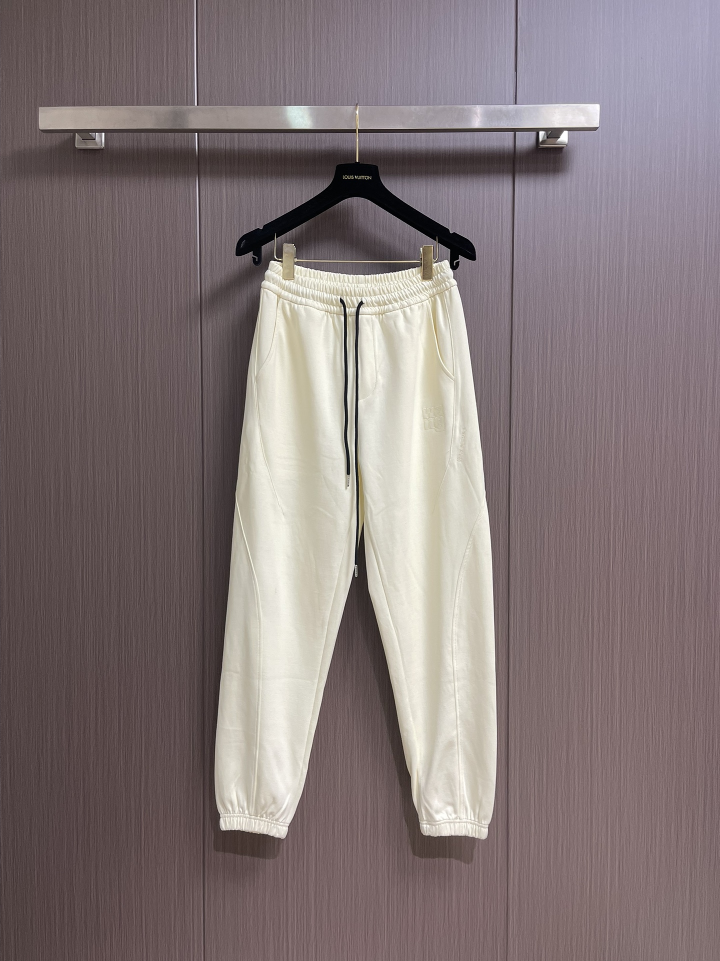 NO:539608,Alexander wang 2025SS Autumn and Winter New casual sports trousers, with lateral embroidery pattern design, with distinct recognition, elastic elastic waist drawstring foot design, soft and smooth fabric feel, good shape retention, and low elastic silk construction makes the trousers elastic and not easy to wrinkle Size S-XXL,,alexander wang,alexander wang19860909Alexander wang 亚历山大王 2025SS秋冬季新款休闲运动卫裤,侧向饰有 大王刺绣图案设计,辨识度颇为鲜明,弹性松紧腰边抽绳束脚设计,面料手感柔软滑润、保型性好、低弹丝的构造使裤身弹性恰到好处,并且不易起皱 尺码S-XXL,,alexander wang,alexander wang,Men's clothing