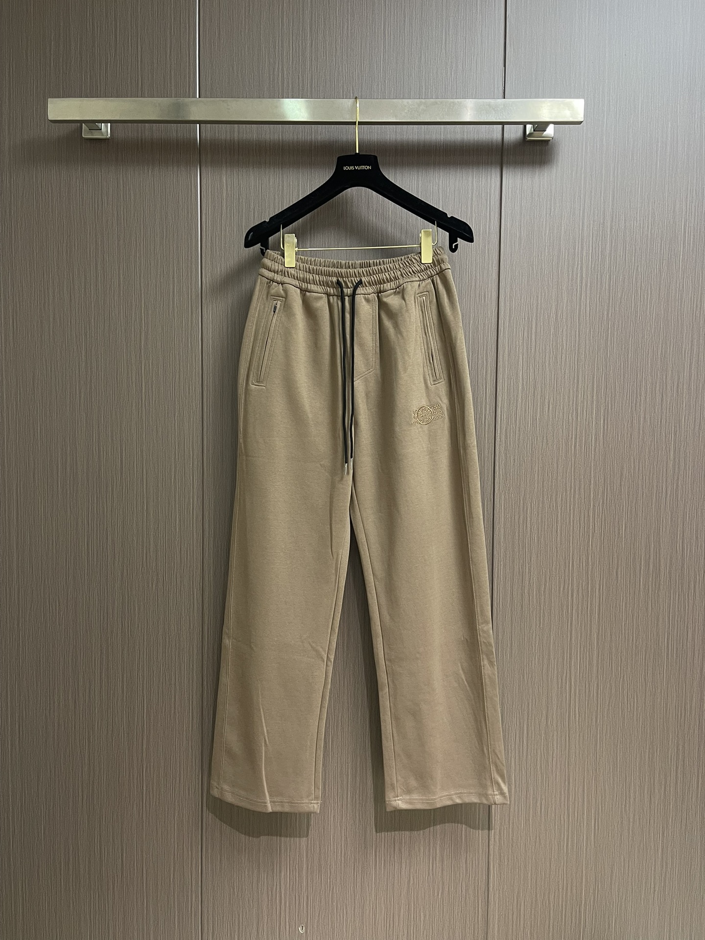 NO:530133,mm6 2025ss new digital embroidered wide-leg sweatpants. They can be matched across different age groups, so you will never be wrong with buying it!  This trousers are made of densely woven fabric. The fabric is pure in color, smooth and crisp in texture and wrinkle-resistant. While wearing it, it also shows a full drape and very stylish characteristics. The classic digital logo and stitching element embroidery are very representative, perfectly showing the brand's classic elements and unique charm. The trousers style and tailoring are combined with wide-leg design. The overall style is very perfect. No matter which leg shape is, it can be easily accommodated, and it can make you look taller and hide your flesh. This trousers are simply a must-have item for closing your eyes. Size S-XXL, masion margiela, alexander wang19860909mm6 2025ss新款数字刺绣阔腿卫裤.完全能够横跨不同年龄阶段搭配,买它绝对不会错！这款卫裤采用密织面料拼接而成,面料色泽纯正,质感顺滑挺括且抗皱,穿着舒适的同时,也展现出了十足的垂感和非常有型的特点,经典数字标识和缝线元素刺绣则极具代表性,将品牌经典元素和独有魅力完美展现,卫裤版型剪裁与阔腿设计相结合,整体版型非常完美,无论是哪种腿型都能轻松容纳下,并且能够显高又藏肉,这款卫裤简直是闭眼入手的必备单品.尺码S-XXL,,masion margiela,alexander wang,Men's clothing