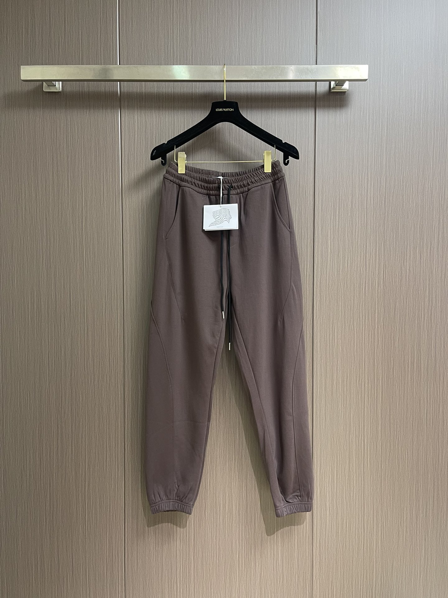 NO:539610,Alexander Wang, minimalist style old-fashioned hoodies, lazy, comfortable and super practical wear must-have for early autumn. Silhouette, loose overall cut, emphasizes a comfortable wearing experience, comfortable so that it can be relaxed and fashionable at home or shopping, meets the needs of inner wear, single wear and outer wear, etc. The texture is high-end and the upper body is a free and unrestrained, cynical attitude, and exudes the 'king style' inadvertent sexy 430 grams of cotton ring texture, streamlined to the extreme, they are the most classic and vintage color schemes of the king. Size S-XXL,,alexander wang,alexander wang19860909Alexander Wang 亚历山大王 极简风做旧设计卫裤,慵懒自在超级实穿的早秋必入款 廓形 整体剪裁宽松 强调舒适的穿着体验 舒服到无论是居家休闲还是外出购物都能轻松时髦 满足内搭、单穿及外穿等需求 质感高级上身整一个自由不羁 玩世不恭的态度 又散发出'王式'不经意的性感 430克全棉毛圈质感 精简到极致 都是大王最经典且古着配色.尺码S-XXL,,alexander wang,alexander wang,Men's clothing