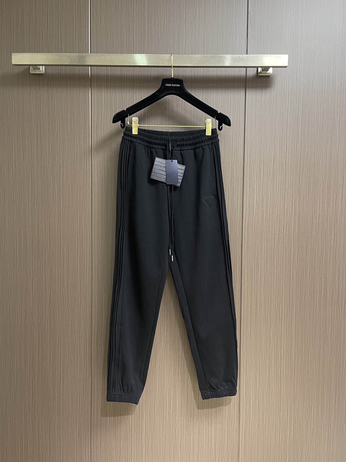 Prada 早秋新品束腿卫裤，面料无敌，型款设计都无可挑剔的百搭款卫裤，户外运动都美的简约休闲，五金辅料