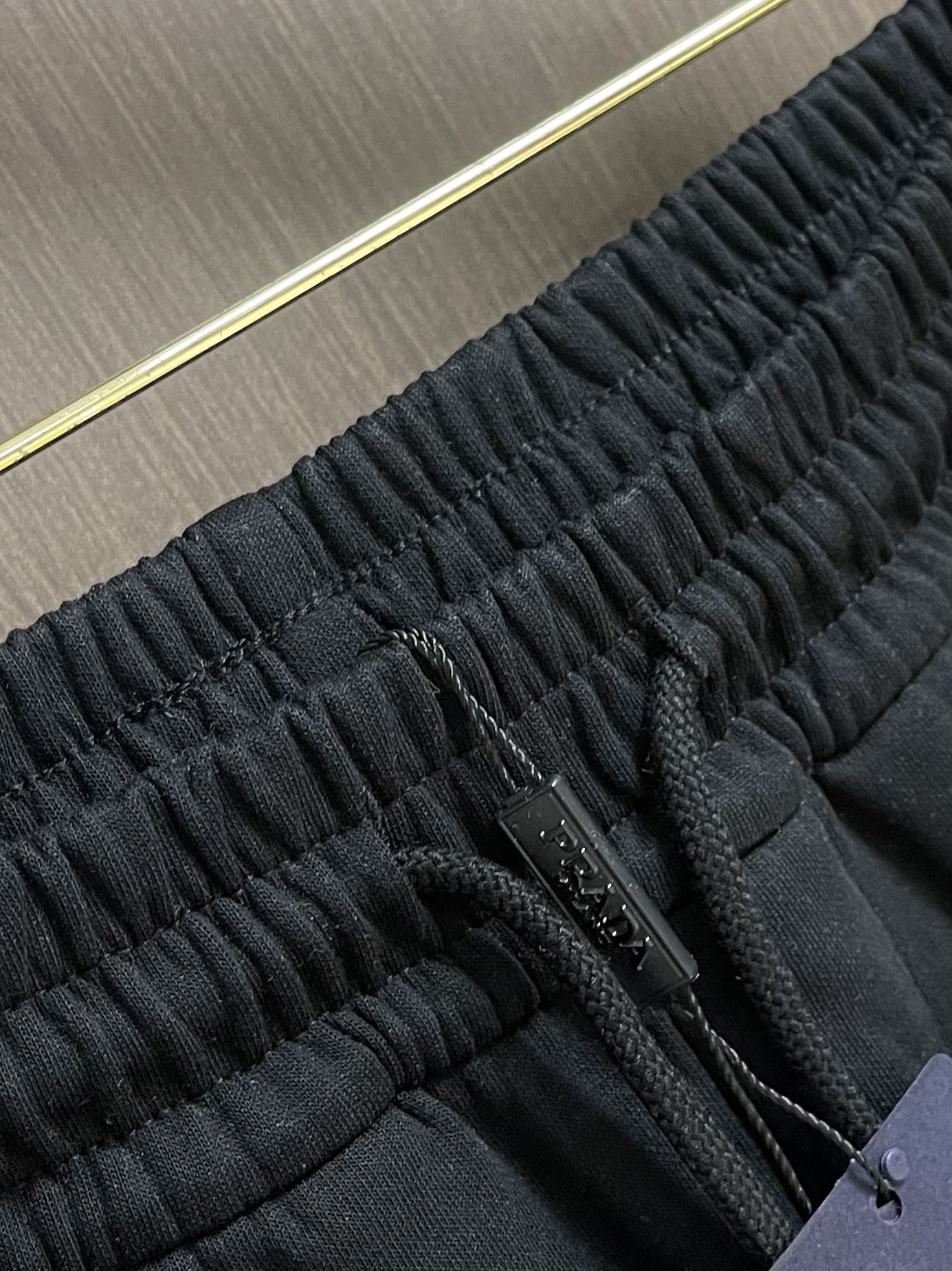 Prada 早秋新品束腿卫裤，面料无敌，型款设计都无可挑剔的百搭款卫裤，户外运动都美的简约休闲，五金辅料