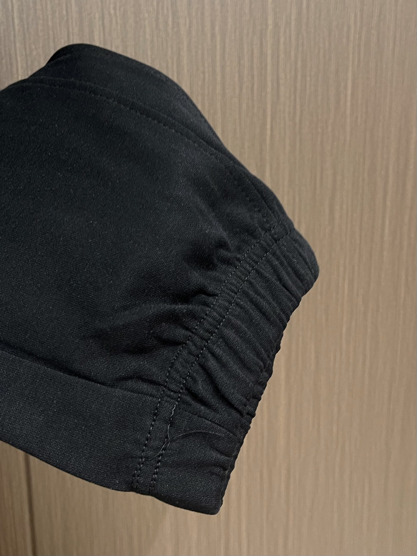 Prada 早秋新品束腿卫裤，面料无敌，型款设计都无可挑剔的百搭款卫裤，户外运动都美的简约休闲，五金辅料