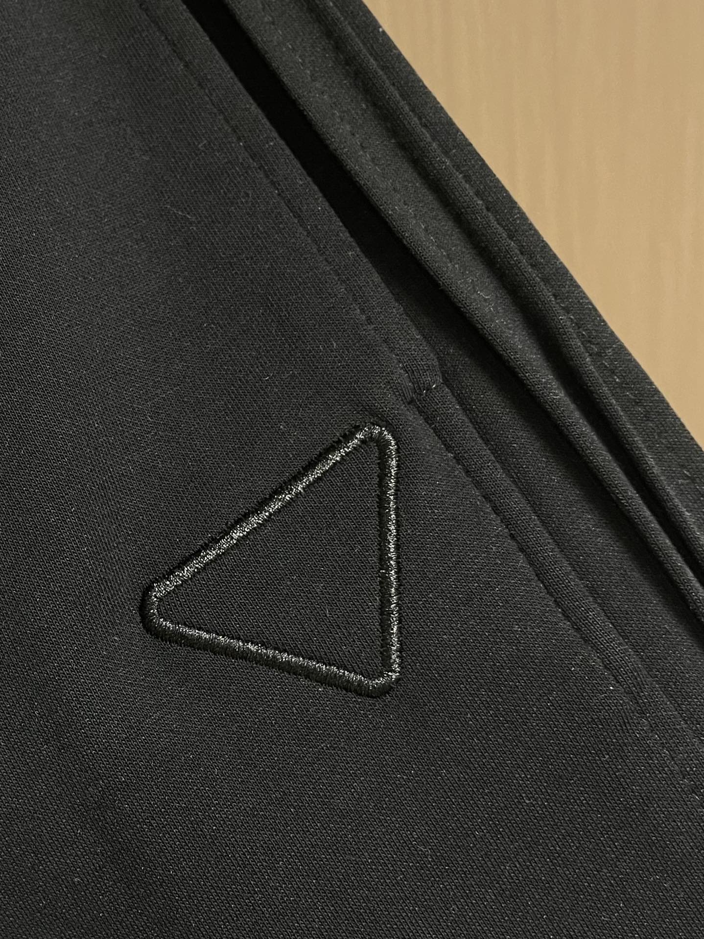 Prada 早秋新品束腿卫裤，面料无敌，型款设计都无可挑剔的百搭款卫裤，户外运动都美的简约休闲，五金辅料