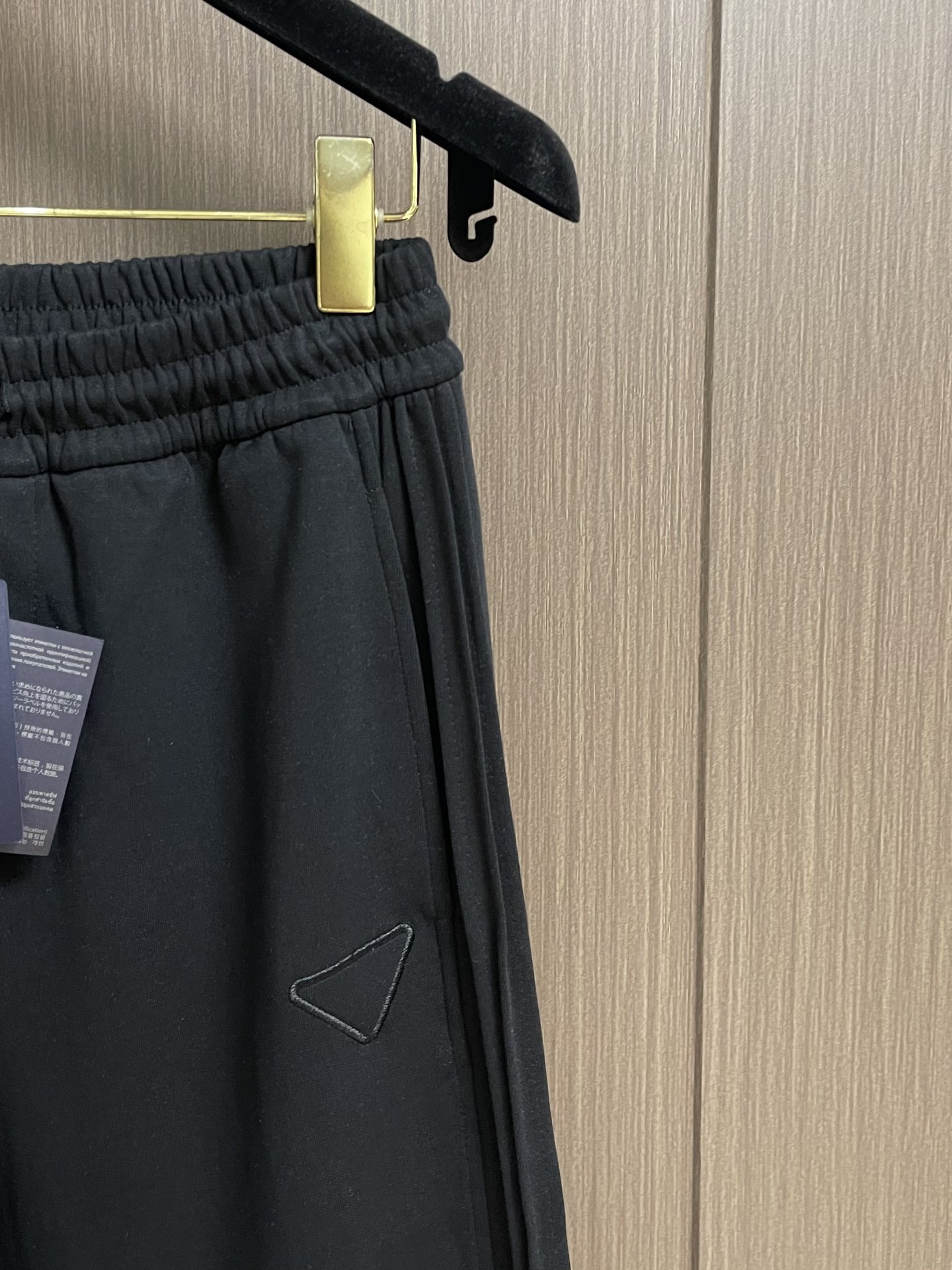 Prada 早秋新品束腿卫裤，面料无敌，型款设计都无可挑剔的百搭款卫裤，户外运动都美的简约休闲，五金辅料