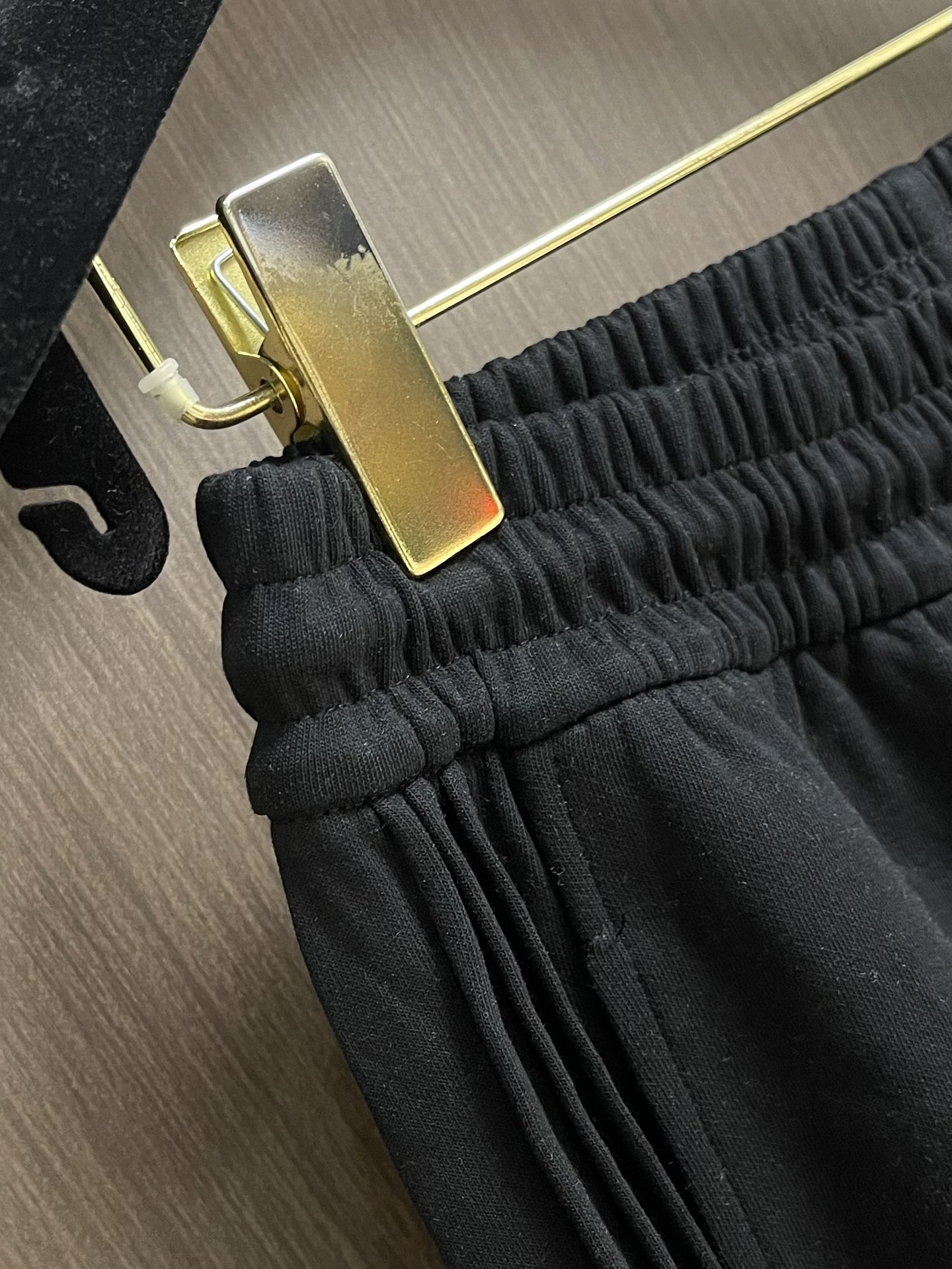 Prada 早秋新品束腿卫裤，面料无敌，型款设计都无可挑剔的百搭款卫裤，户外运动都美的简约休闲，五金辅料