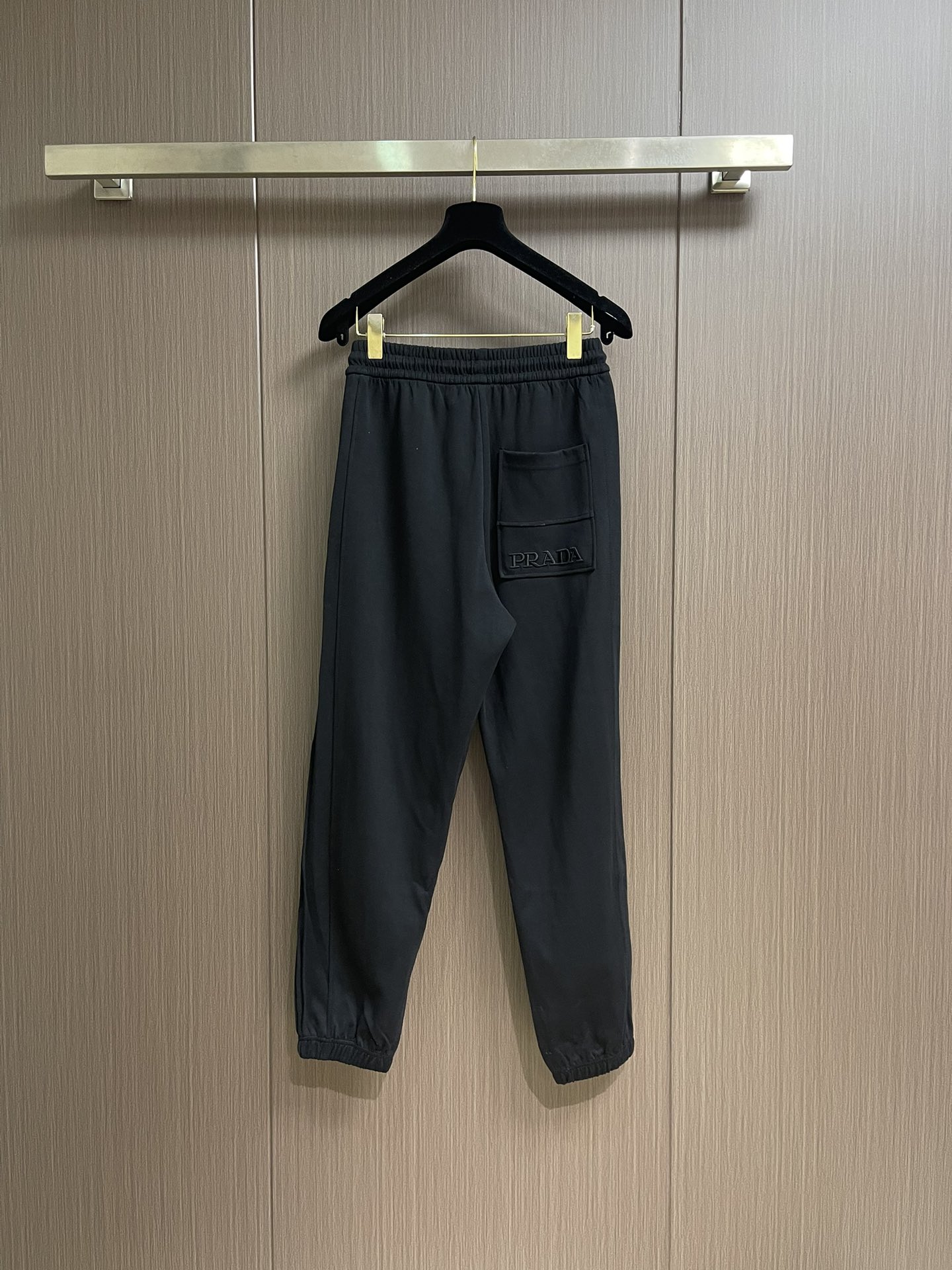 Prada 早秋新品束腿卫裤，面料无敌，型款设计都无可挑剔的百搭款卫裤，户外运动都美的简约休闲，五金辅料