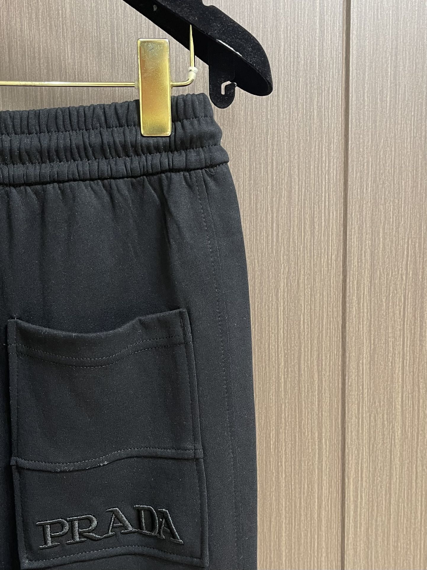 Prada 早秋新品束腿卫裤，面料无敌，型款设计都无可挑剔的百搭款卫裤，户外运动都美的简约休闲，五金辅料