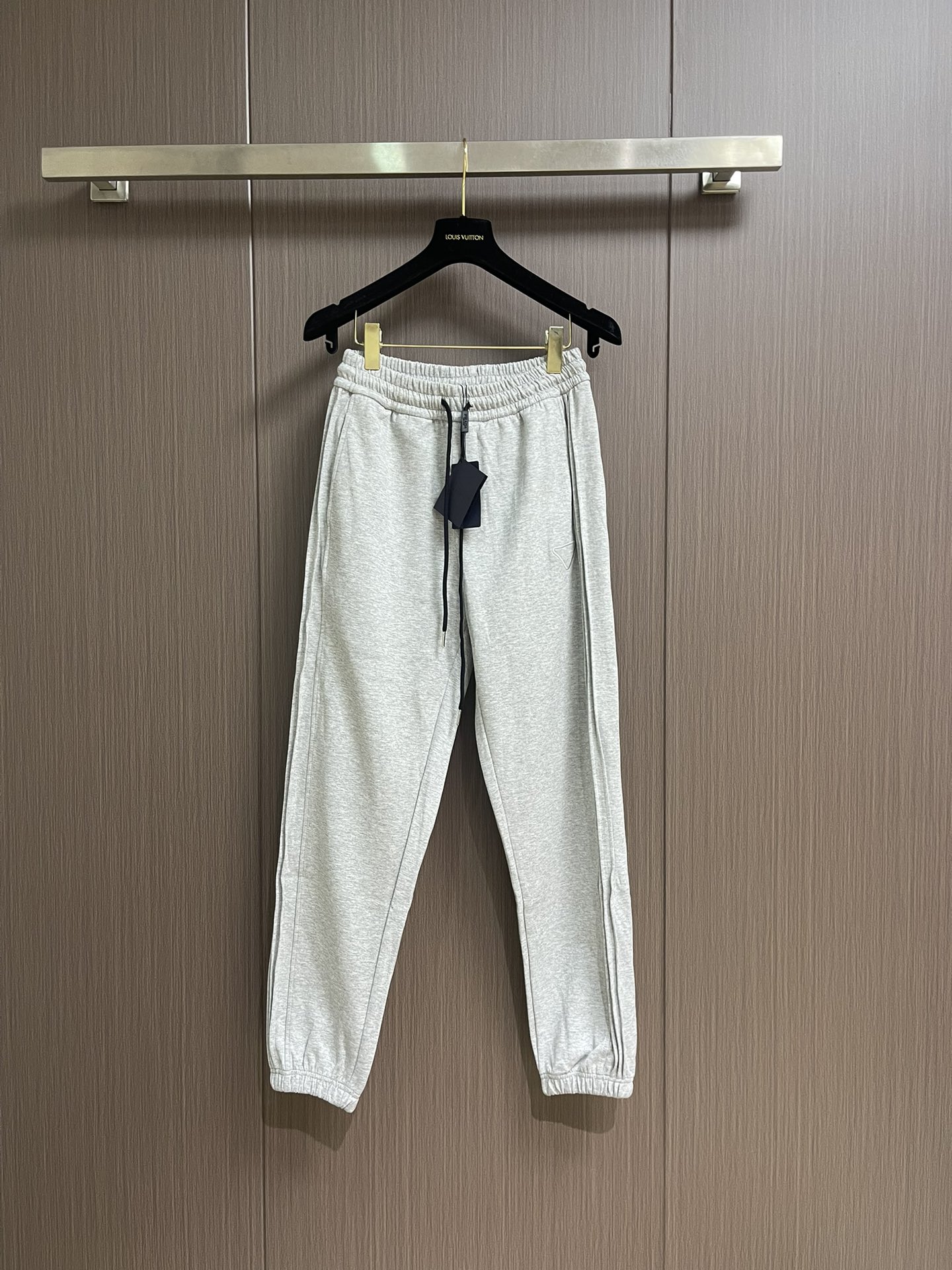 Prada 早秋新品束腿卫裤，面料无敌，型款设计都无可挑剔的百搭款卫裤，户外运动都美的简约休闲，五金辅料