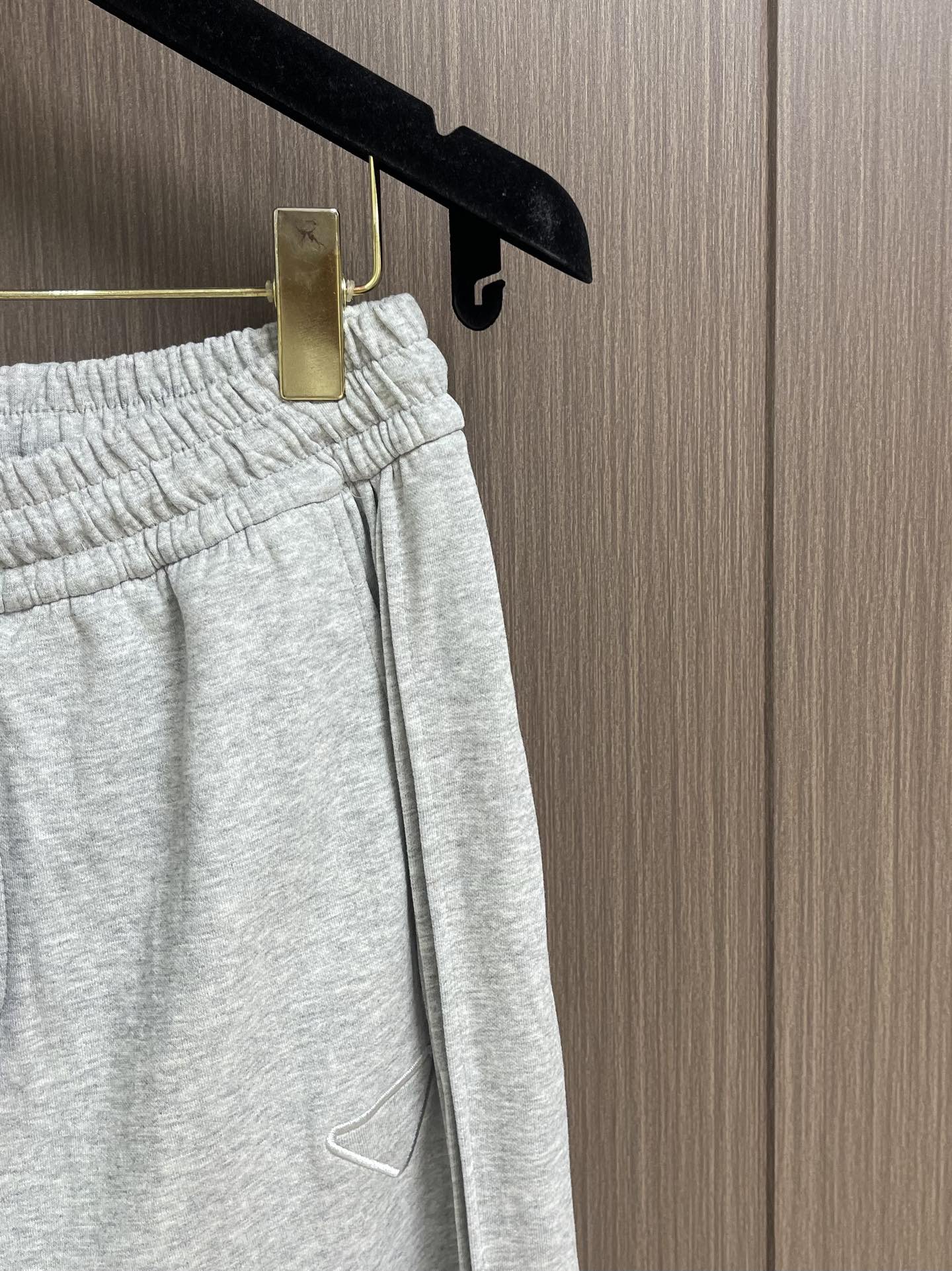 Prada 早秋新品束腿卫裤，面料无敌，型款设计都无可挑剔的百搭款卫裤，户外运动都美的简约休闲，五金辅料