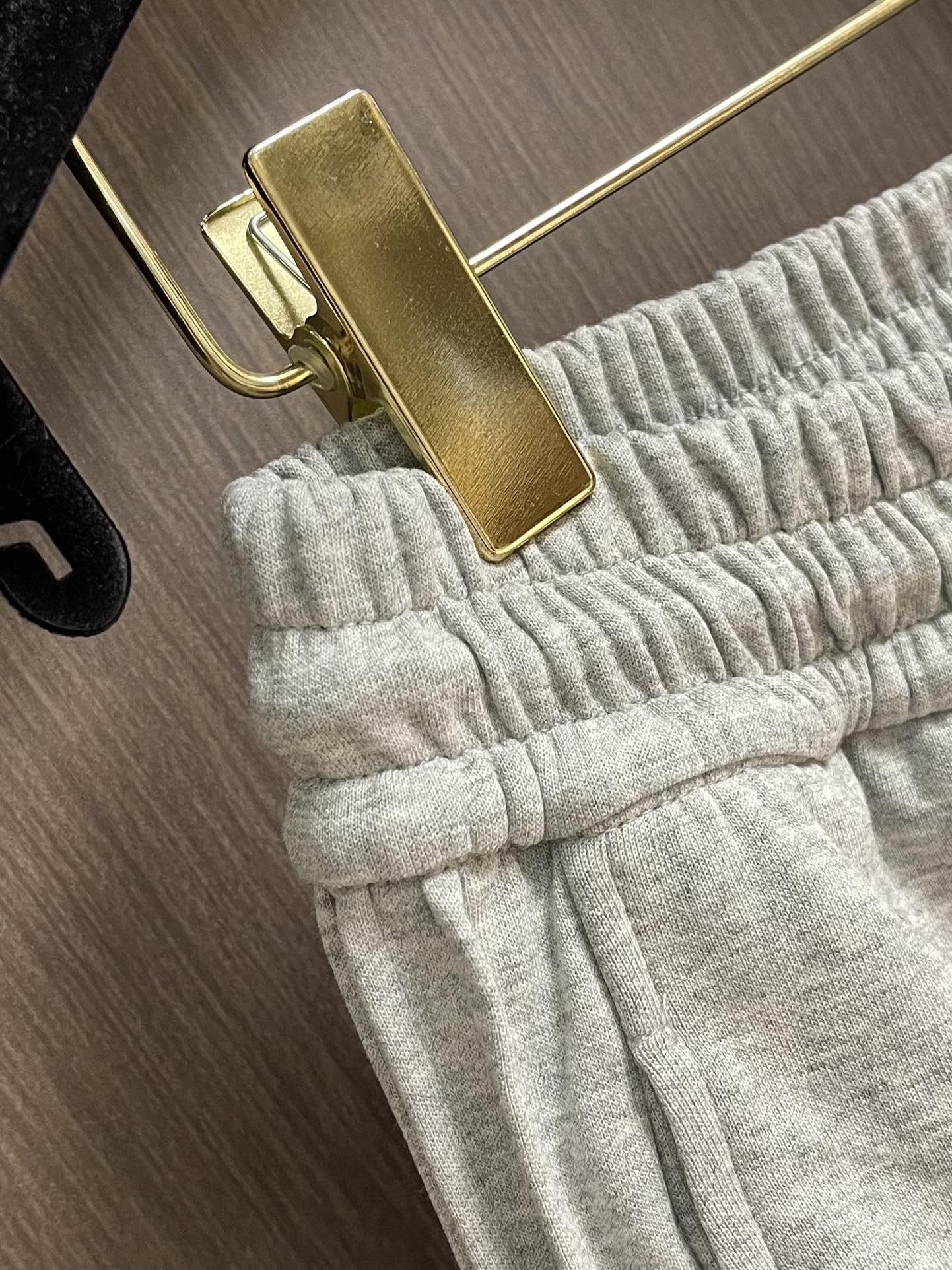 Prada 早秋新品束腿卫裤，面料无敌，型款设计都无可挑剔的百搭款卫裤，户外运动都美的简约休闲，五金辅料