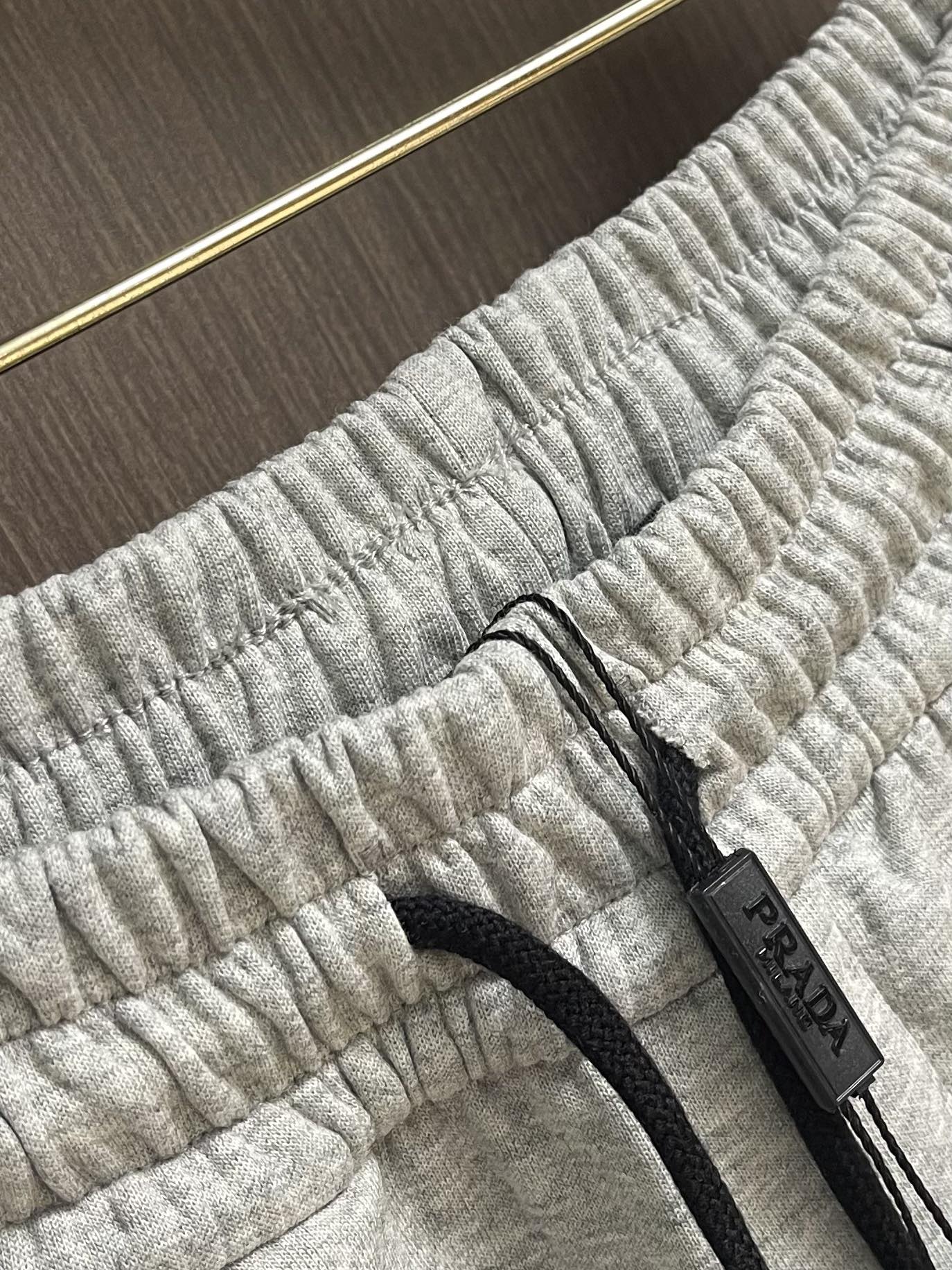 Prada 早秋新品束腿卫裤，面料无敌，型款设计都无可挑剔的百搭款卫裤，户外运动都美的简约休闲，五金辅料