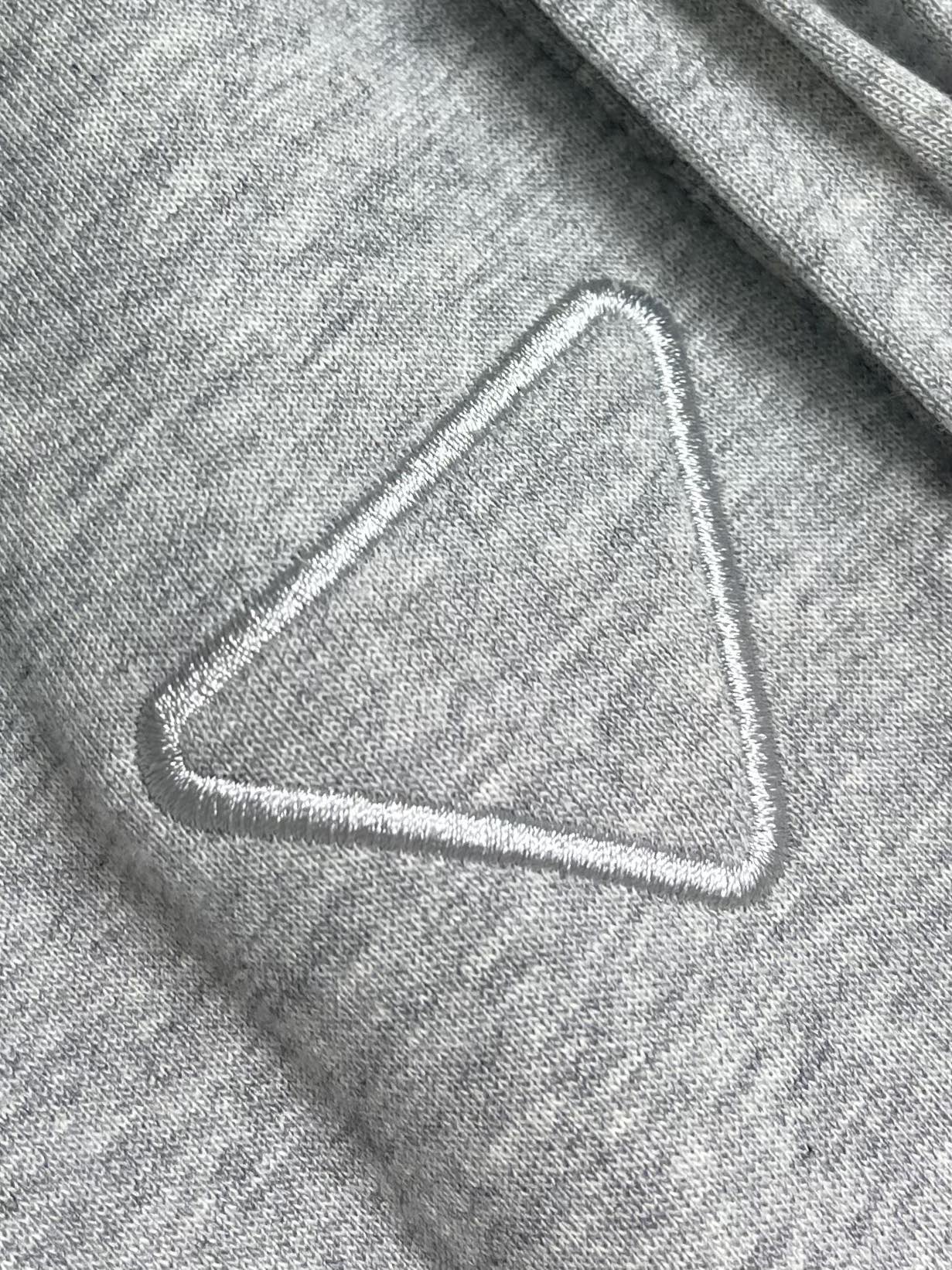 Prada 早秋新品束腿卫裤，面料无敌，型款设计都无可挑剔的百搭款卫裤，户外运动都美的简约休闲，五金辅料