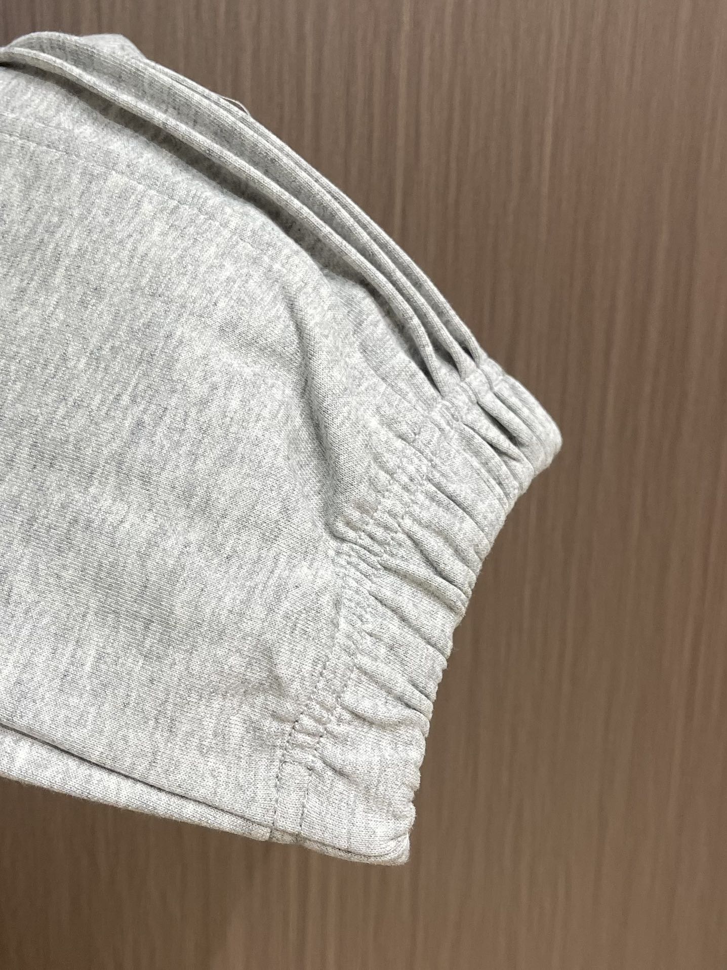 Prada 早秋新品束腿卫裤，面料无敌，型款设计都无可挑剔的百搭款卫裤，户外运动都美的简约休闲，五金辅料