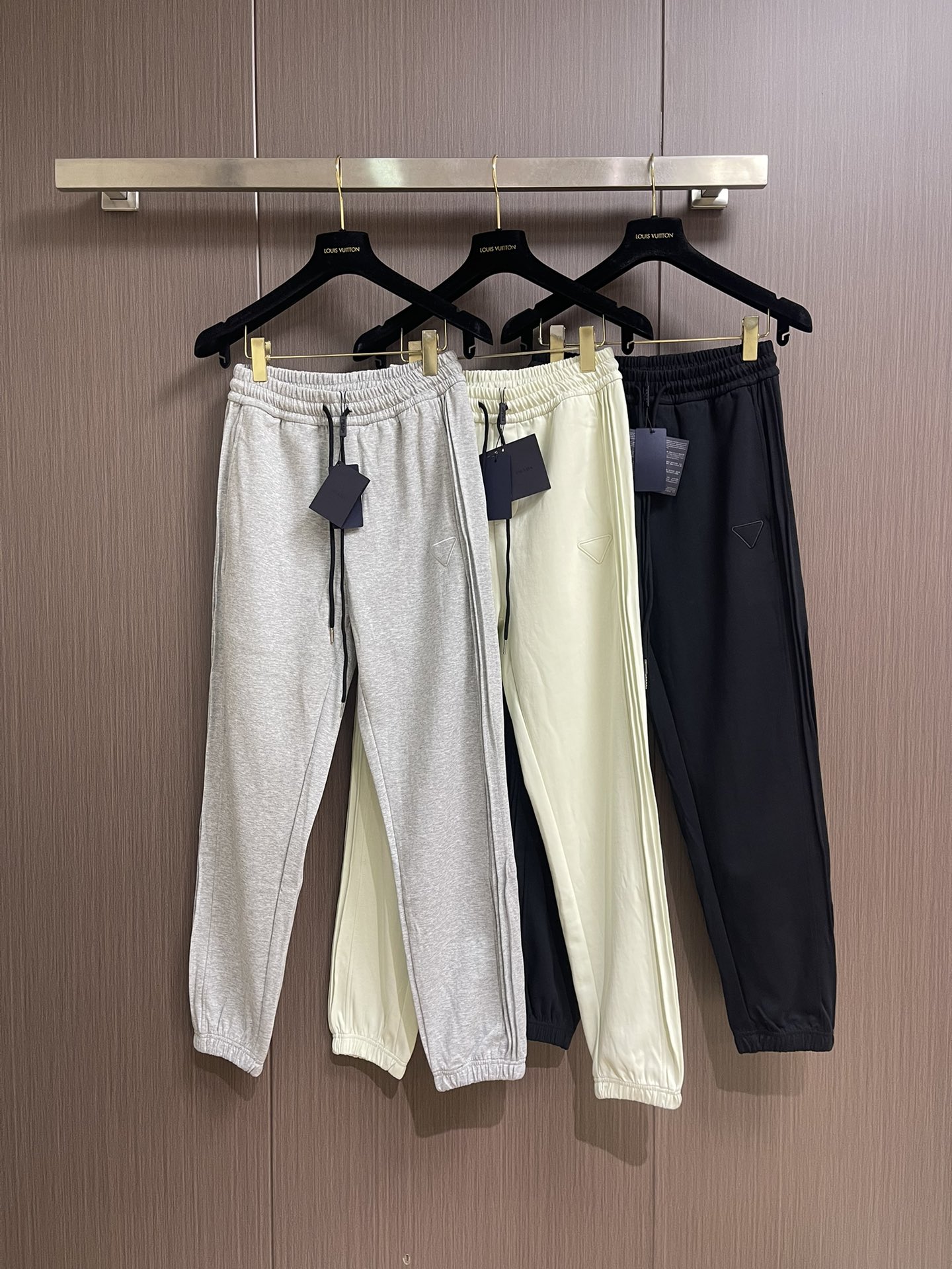 Prada 早秋新品束腿卫裤，面料无敌，型款设计都无可挑剔的百搭款卫裤，户外运动都美的简约休闲，五金辅料