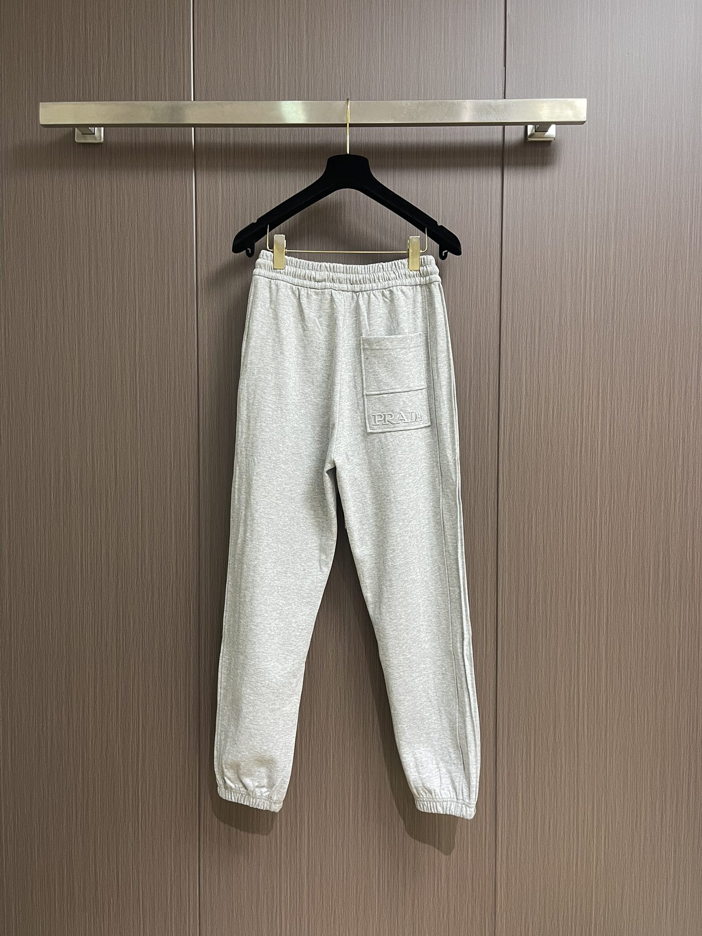 Prada 早秋新品束腿卫裤，面料无敌，型款设计都无可挑剔的百搭款卫裤，户外运动都美的简约休闲，五金辅料