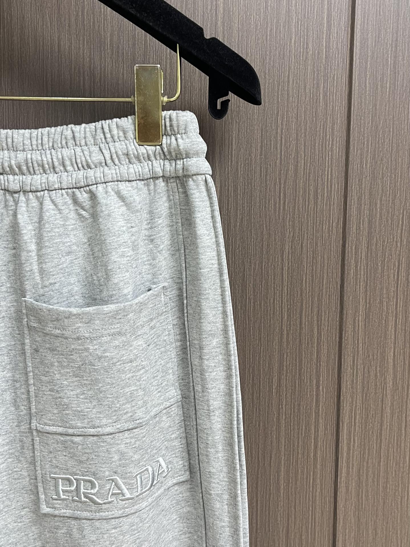 Prada 早秋新品束腿卫裤，面料无敌，型款设计都无可挑剔的百搭款卫裤，户外运动都美的简约休闲，五金辅料