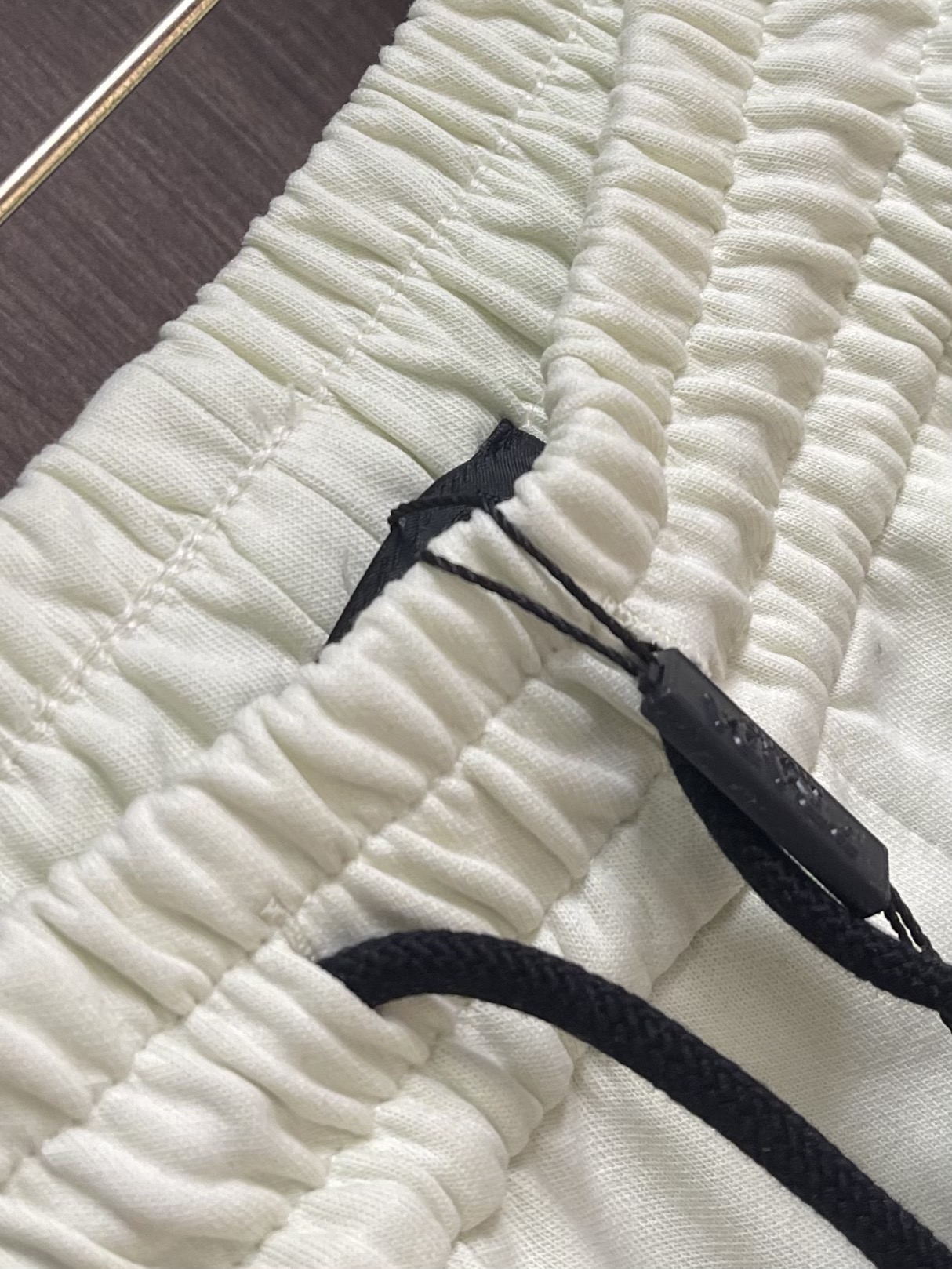 Prada 早秋新品束腿卫裤，面料无敌，型款设计都无可挑剔的百搭款卫裤，户外运动都美的简约休闲，五金辅料