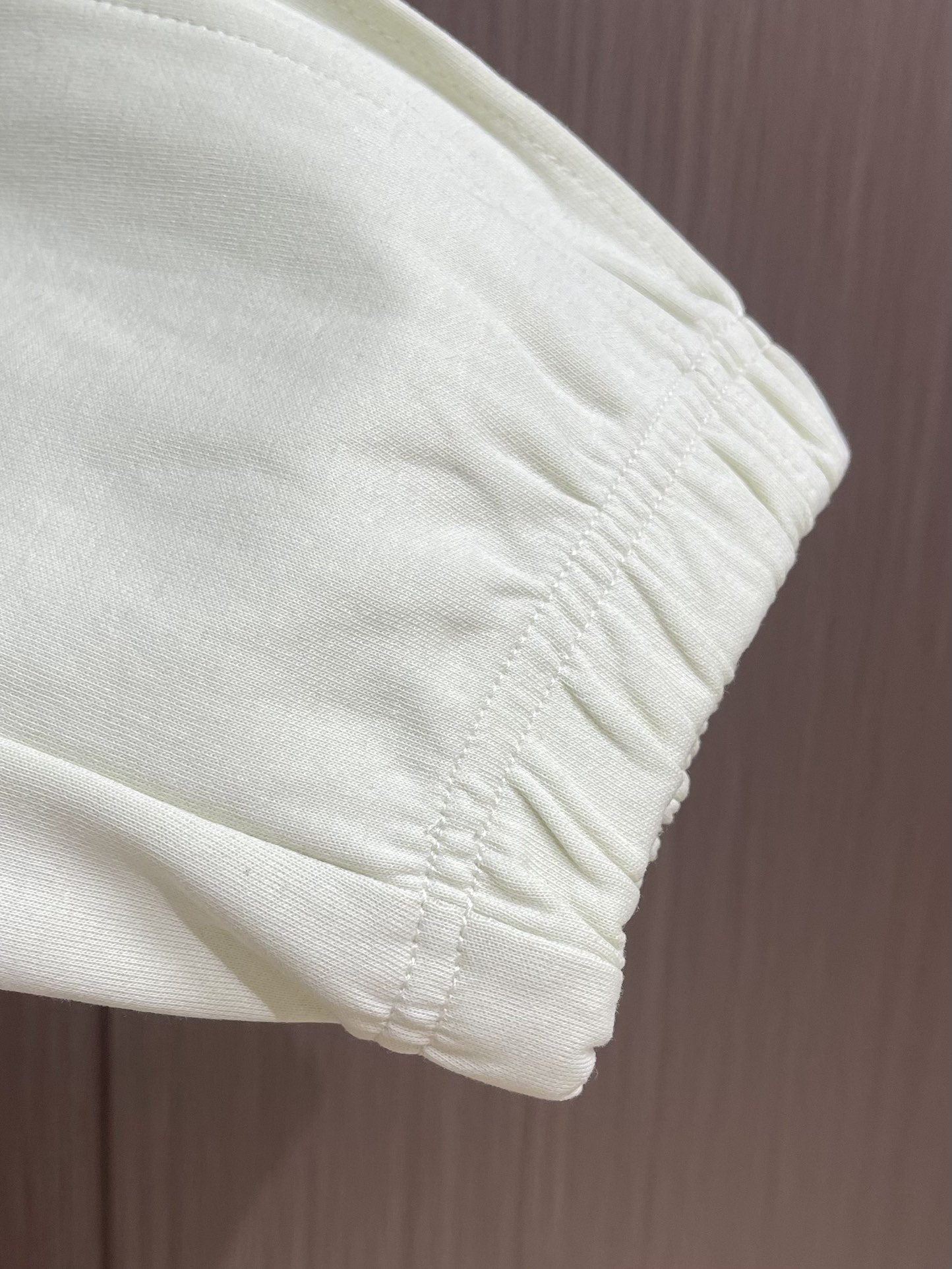 Prada 早秋新品束腿卫裤，面料无敌，型款设计都无可挑剔的百搭款卫裤，户外运动都美的简约休闲，五金辅料