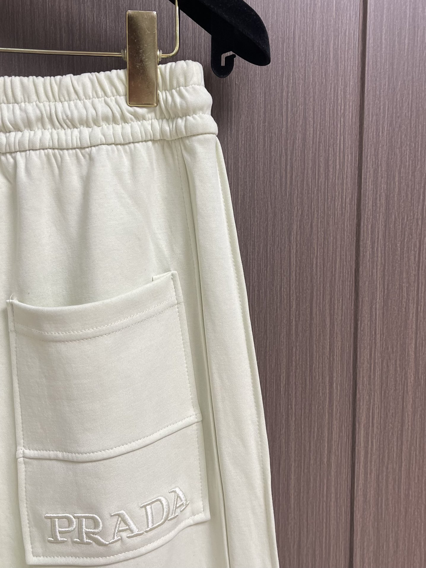 Prada 早秋新品束腿卫裤，面料无敌，型款设计都无可挑剔的百搭款卫裤，户外运动都美的简约休闲，五金辅料