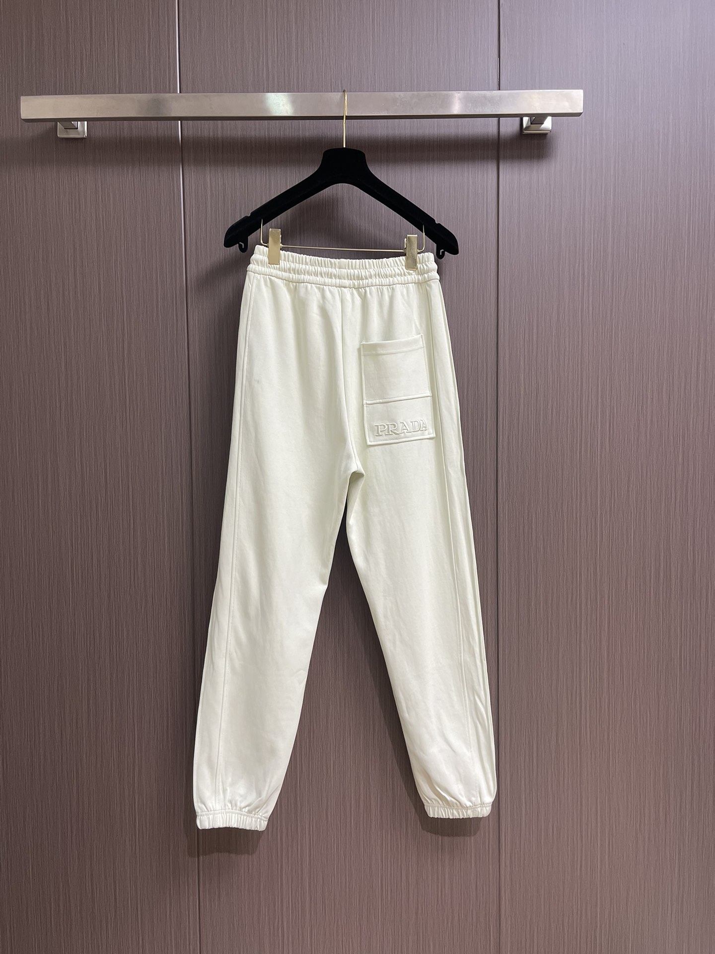 Prada 早秋新品束腿卫裤，面料无敌，型款设计都无可挑剔的百搭款卫裤，户外运动都美的简约休闲，五金辅料