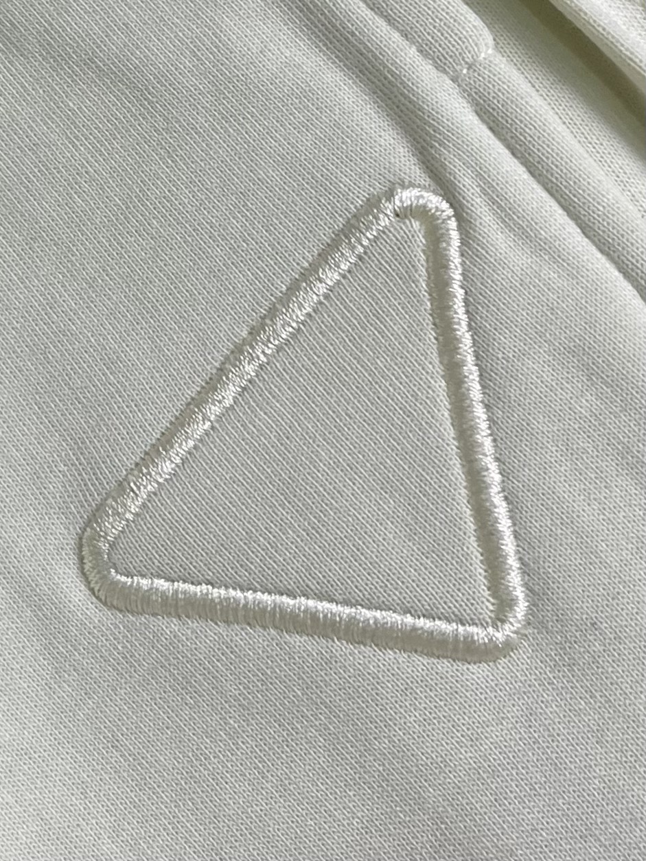 Prada 早秋新品束腿卫裤，面料无敌，型款设计都无可挑剔的百搭款卫裤，户外运动都美的简约休闲，五金辅料