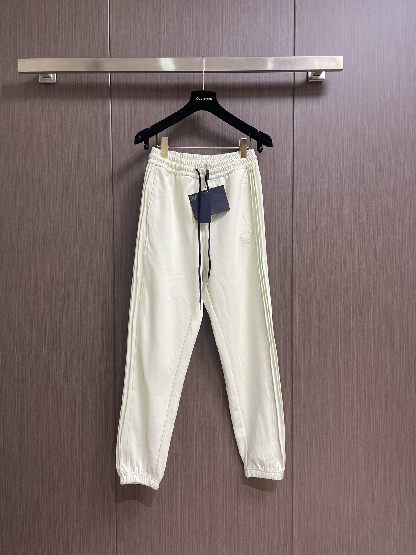 NO:539612,Prada's new early autumn leg trousers, invincible fabrics, impeccable versatile styles and designs, beautiful outdoor sports, simple and casual, hardware and accessories are top-notch, beautiful texture, and very stylish and practical. Size S-XXL, prada, alexander wang19860909Prada 早秋新品束腿卫裤,面料无敌,型款设计都无可挑剔的百搭款卫裤,户外运动都美的简约休闲,五金辅料都是顶配细节好,质感美,十分有格调实实在在的份量.尺码S-XXL,,prada,alexander wang,Men's clothing